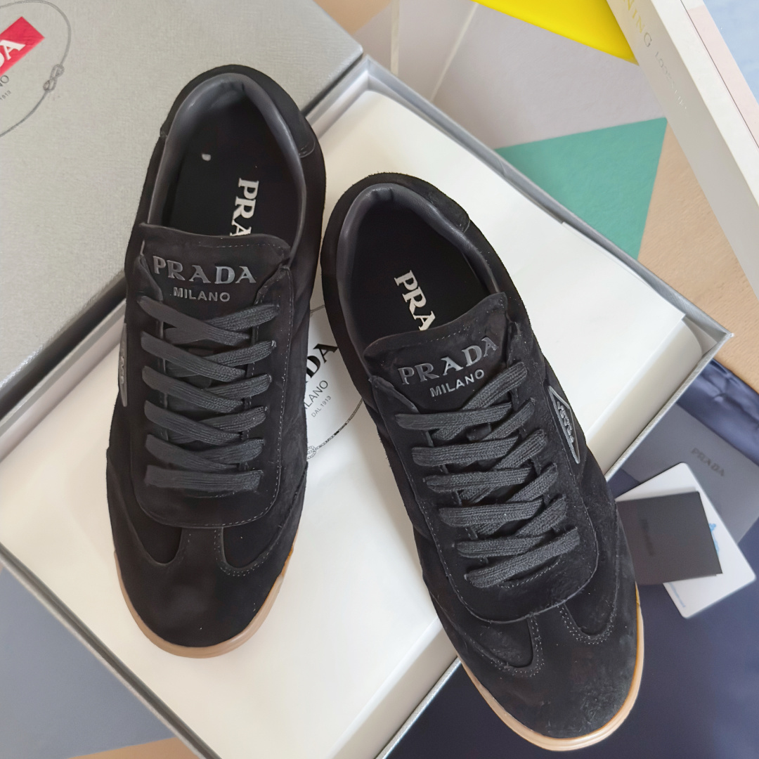 NO:630556,Top version of couple model Prada Prada P Home Couple model Triangle logo Casual sneakers Original purchase, development and production This sports style versatile sneaker is made of suede leather material and faded effect, decorated with triangle logo, highlighting modern style. Exquisite packaging at the delivery counter. Original custom-made imported first-layer cowhide fabric. Original imported soft sheepskin lining. Original open-molded non-slip rubber outsole. Bottom thickness 3CM Size: Women's 35-40 /  Men's 39-45, casual shoes/sports shoes, prada, prada, sneakers, cowhide, sheepskin19860909顶级版本情侣款 Prada普拉达 P家 情侣款 三角标 休闲 运动鞋 原版购入开发 做货 这款运动风百搭运动鞋采用绒面皮革材质和褪色效果处理,饰有三角形徽标,彰显现代风格. 配送专柜精美包装 面料原版定制进口头层牛皮 内里原版进口柔软羊皮里 鞋底原版开模防滑橡胶大底 底厚3CM Size:女款35-40 / 男款39-45,休闲鞋/运动鞋,prada,prada,sneakers,cowhide,sheepskin,Women's Shoes