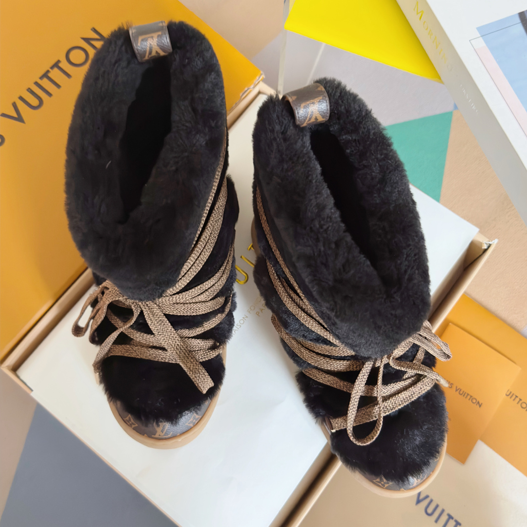 NO:630571,The top version of women's model LV Louis Vuitton L Home Donkey Cloud series thick sole plus fleece fur integrated snow boots This LV Cloud lace-up high-top sneaker is made of comfortable shearling and classic Monogram canvas to create a comfortable and warm eye-catching structure, adding a trendy member to the LV Ski series, which can be seamlessly switched between snow sports and urban streets. The cross laces are embellished with glossy eyelets, and the rubber outsole expresses the Louis Vuitton logo. Exquisite packaging at the delivery counter  The fabric is made of original custom-made imported fur. The inner lining is made of imported warm BK bri. The sole is original molded non-slip rubber outsole. Sole thickness is 3CM. Size: women's 35-41, snow boots, louis vuitton, louis vuitton, louis vuitton, louis vuitton, boots, sneakers.19860909顶级版本女款 LV 路易威登 L家 驴牌 Cloud系列 厚底 加绒 皮毛一体 雪地靴 本款 LV Cloud 系带高帮运动鞋以舒适羊毛皮及经典 Monogram 帆布构筑舒暖瞩目构型,为 LV Ski 系列再添潮流一员,可在雪道运动与城市街头间无缝切换.交叉鞋带点缀亮泽孔眼,橡胶外底抒写路易威登标识 配送专柜精美包装 面料原版定制进口皮毛一体 内里原版进口保暖BK布里 鞋底原版开模防滑橡胶大底 底厚3CM Size:女款35-41,雪地靴,louis vuitton,louis vuitton,louis vuitton,louis vuitton,boots,sneakers,Women's Shoes