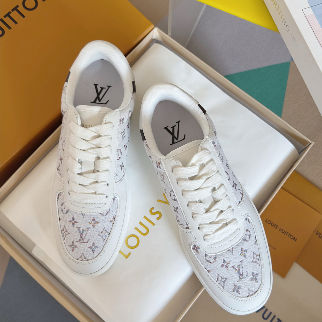 NO:630565,Top version of women's model LV Louis Vuitton L Family Donkey Flash Series Casual Sports Shoes Moral Shoes This LV Flash sneaker debuts in the 2026 spring and summer series with a simple and fashionable configuration. The leather patch on the cow leather upper is integrated with distinctive stitching and brand logo embossing, showing the inspiration of Louis Vuitton leather goods. The same color rubber outsole blooms with Monogram flowers. Exquisite packaging at the delivery counter. Fabric: Original custom imported first-layer cowhide. Lining:  Imported soft sheepskin lining Sole: Original open-molded non-slip rubber material Sole thickness 2.5cm Size: Women's 35-41 (41 customized, casual shoes/sports shoes, louis vuitton, louis vuitton, louis vuitton, louis vuitton, sneakers, cowhide, sheepskin19860909顶级版本女款 LV路易威登 L家 驴牌 Flash系列 休闲 运动鞋 德训鞋 本款 LV Flash 运动鞋以简约时尚构型亮相 2026 春夏系列.牛皮革鞋面上的皮革贴饰融入鲜明缝线与品牌标识压纹,道出路易威登皮具的灵感启发.同色橡胶外底绽放 Monogram 花卉 配送专柜精美包装 面料 : 原版定制进口头层牛皮 内里 : 进口柔软羊皮里 鞋底 : 原版开模防滑橡胶材质 底厚 2.5cm Size : 女款35-41（41定制,休闲鞋/运动鞋,louis vuitton,louis vuitton,louis vuitton,louis vuitton,sneakers,cowhide,sheepskin,Women's Shoes