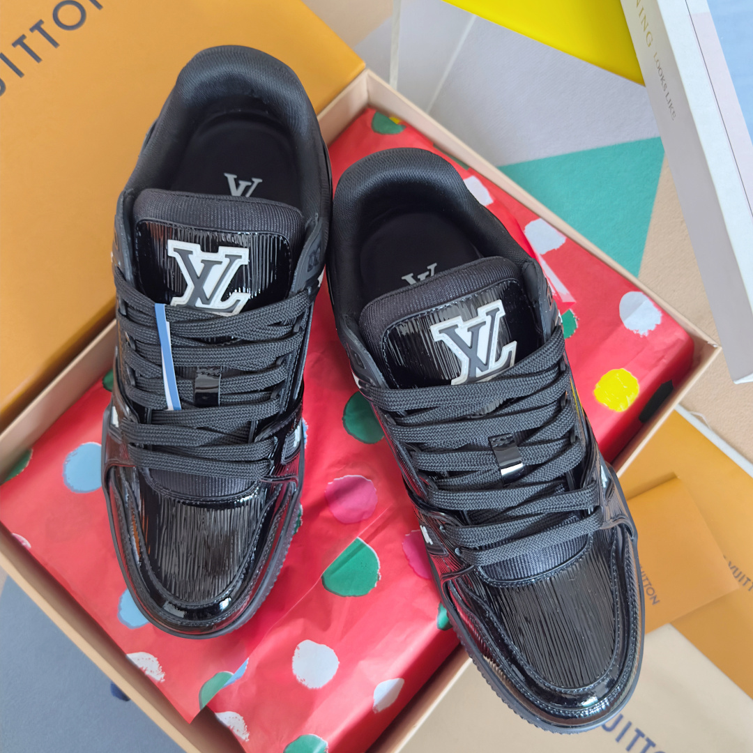 NO:630561,The top version of men's LV Trainer Louis Vuitton Donkey Brand L Family Couple's Casual Sports Shoes Skateboard Shoes Basketball Shoes Original purchase, development and production pay tribute to the classics of retro basketball shoes. This season's LV Trainer sneakers have a new look, using Monogram denim with a cloud rendering effect. Contrast leather trim highlights its delicate shoe body structure. Louis Vuitton is decorated with handwriting on the side  Logo, #54 on the back of the shoe represents the founding year of the brand - 1854. Exquisite packaging at the delivery counter. Fabric: Original customized imported first-layer cowhide. Lining: Original customized breathable mesh lining. Outsole: Original molded non-slip TPU material. Bottom thickness: 3CM Size: Men's 38-46, casual shoes/sports shoes, louis vuitton, louis vuitton, louis vuitton, louis vuitton, louis  vuitton,sneakers,cowhide19860909顶级版本男款 LV Trainer路易威登 驴牌 L家 情侣款 休闲 运动鞋 滑板鞋 篮球鞋 原版购入开发 做货 致敬复古篮球鞋的经典之作.这一季的 LV Trainer 运动鞋焕然一新,采用带有云朵渲染效果的Monogram 牛仔布.撞色皮革饰边凸显了其精巧的鞋身结构.侧面饰有手写体的Louis Vuitton 标识,鞋后的#54则代表着品牌的创始之年一一1854年 配送专柜精美包装 面料: 原版定制进口头层牛皮 内里: 原版定制透气网里 大底: 原版开模防滑TPU材质 底厚: 3CM Size: 男款38-46,休闲鞋/运动鞋,louis vuitton,louis vuitton,louis vuitton,louis vuitton,louis vuitton,sneakers,cowhide,Women's Shoes