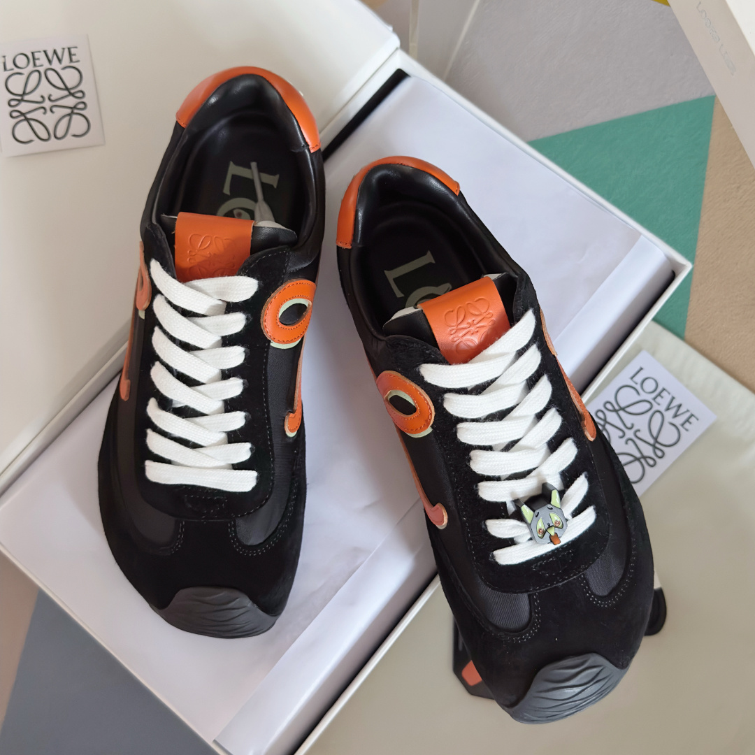 NO:630555,Top version of couple model Loewe x LouisWain joint model Runner series cat head ballet couple model casual sports shoes original purchase and development production nylon and cow leather sports shoes, asymmetric toe design, sock-like internal structure, light rubber outsole extending to the toe box Beautiful packaging at the delivery counter Fabric: original custom imported first-layer cowhide, imported soft sheepskin + mesh lining, original molded anti-slip rubber material for the sole, increased sole thickness by 2.5CM  Size: Women's 35-40 / Men's 39-45, casual shoes/sports shoes, louis vuitton, loewe, loewe, stuart weitzman, sneakers, cowhide, sheepskin19860909顶级版本情侣款 Loewe 罗意威x LouisWain 联名款 Runner系列 猫头 芭蕾 情侣款 休闲 运动鞋 原版购入开发 做货 尼龙和牛皮革运动鞋,不对称鞋头设计、袜状内部结构,轻盈橡胶外底延伸至鞋头 配送专柜精美包装 面料:原版定制进口头层牛皮 内里进口柔软羊皮+网里 鞋底原版开模防滑橡胶材质 底厚增高2.5CM Size:女款35-40 / 男款39-45,休闲鞋/运动鞋,louis vuitton,loewe,loewe,stuart weitzman,sneakers,cowhide,sheepskin,Women's Shoes