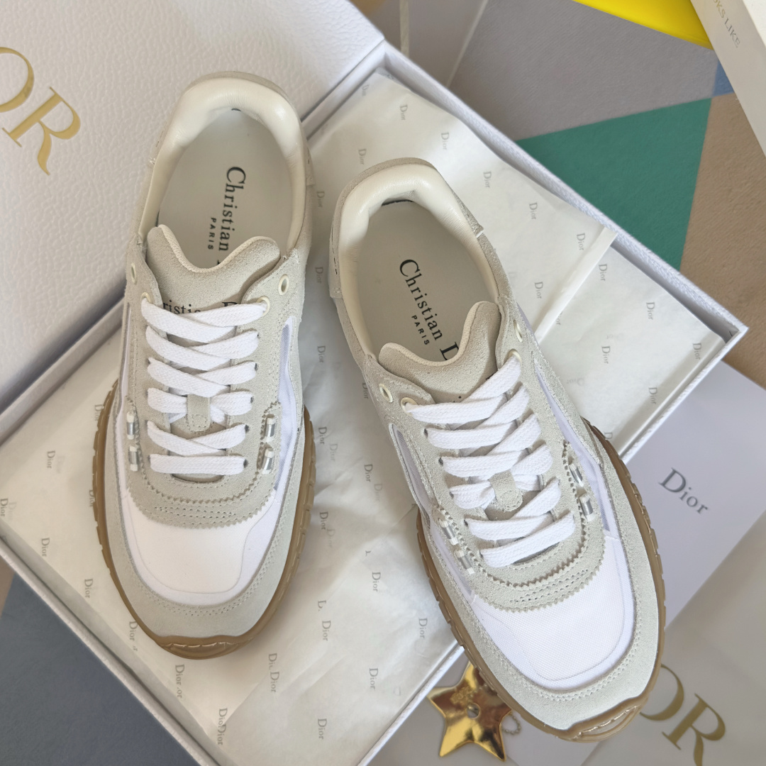 NO:630551,Top version of women's model Dior Dior's latest Tech series, mesh, thick sole, casual sneakers. This Dior Tech sneaker is a new product in the 2026 early spring ready-to-wear series, with fashionable details, highlighting retro aesthetics. White cow leather and light beige suede cow leather uppers, with transparent mesh fabric side splicing, and the heel and tongue are embellished with the Christian Dior Paris logo. The textured same-tone Dior logo sole adds a haute couture style. Exquisite packaging at the delivery counter  Fabric: Original custom-made imported first-layer cowhide, imported soft sheepskin lining, original molded non-slip TPU sole, sole thickness 3CM Size: women's 35-40, casual shoes/sports shoes, dior, dior, sneakers, cowhide, sheepskin19860909顶级版本女款 Dior迪奥 最新Tech系列 网面 厚底 休闲 运动鞋 这款 Dior Tech 运动鞋是二零二六早春成衣系列新品,搭配时尚细节,彰显复古美学.白色牛皮革和浅米色绒面牛皮革鞋面,搭配透明网眼织物侧面拼接,后跟和鞋舌点缀以 Christian Dior Paris 标志.富有纹理的同色调 Dior 标志鞋底增添高订风范 配送专柜精美包装 面料:原版定制进口头层牛皮 内里进口柔软羊皮里 鞋底原版开模防滑TPU材质 底厚3CM Size:女款35-40,休闲鞋/运动鞋,dior,dior,sneakers,cowhide,sheepskin,Women's Shoes