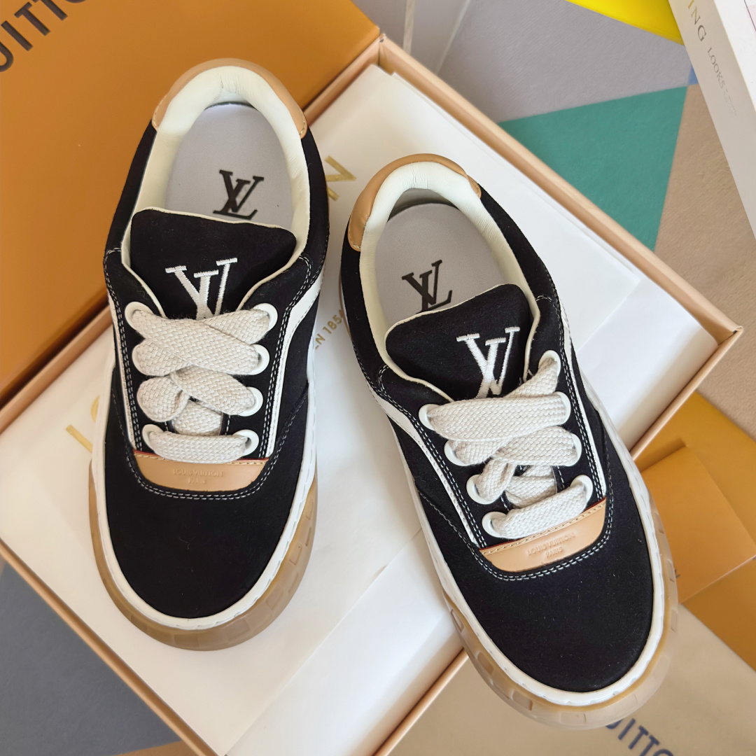 NO:646270,Top version for couples LV Louis Vuitton L Home Donkey Brand Tilted Series Catwalk Style Thick Sole Casual Couple Style Sports Shoes Skateboard Shoes Inspired by the retro silhouette of the 1970s, LV Tilted is a classic men's low-cut sneaker. Its name comes from the slightly slanted LV embroidered logo on the tongue. The wide fabric laces and thick rubber outsole create eye-catching proportions, with Damier checkerboard pattern on the toe box and Monogram outsole.  The flower continues the logo design language. This version uses soft suede cow leather, and the leather eyelets highlight the brand's craftsmanship. The delivery counter is exquisite. The fabric is original custom-made first-layer cowhide. The inner lining is original imported soft sheepskin. The sole is made of exclusive molded anti-slip rubber material. Bottom thickness 3.5CM. Size: 36-40 for women / 38-45 for men (45 customized, casual shoes/sports shoes, louis vuitton, louis vuitton, louis vuitton, louis  vuitton,sneakers,cowhide,sheepskin19860909顶级版本情侣款 LV 路易威登 L家 驴牌Tilted系列 走秀款 厚底 休闲 情侣款 运动鞋 滑板鞋 灵感源自 年代的复古廓形,LV Tilted 是一款经典的男士低帮运动鞋.其名源自鞋舌上微斜的 LV 刺绣标识.宽幅织物鞋带与厚实橡胶外底塑就醒目比例,鞋头 Damier 棋盘格纹与外底 Monogram 花卉延续标识设计语言.此版本选用柔软的绒面牛皮革,皮革鞋眼片彰显品牌匠心工艺 配送专柜精美 面料原版定制头层牛皮 内里原版进口柔软羊皮里 鞋底独家开模防滑橡胶材质 底厚3.5CM Size:女款36-40 / 男款38-45（45定制,休闲鞋/运动鞋,louis vuitton,louis vuitton,louis vuitton,louis vuitton,sneakers,cowhide,sheepskin,Women's Shoes