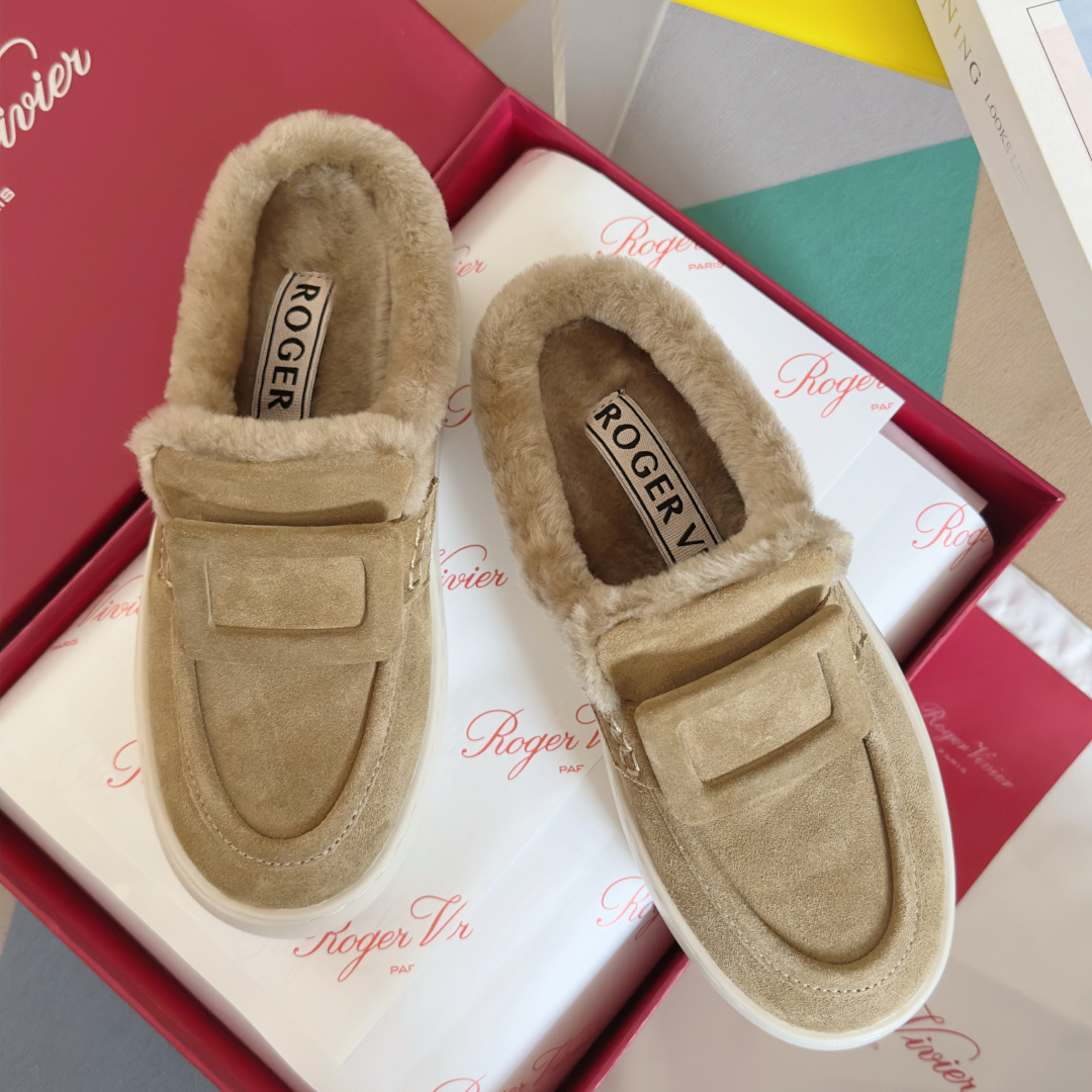 NO:646266,Top version of women's Roger Vivier latest Viv' Up series warm wool thick-soled casual mule shoes original purchase development and production  Inspired by the space age of the 1960s, this new mules has both a lightweight texture and a three-dimensional silhouette. It is designed to create a cushion-like wearing experience with rounded and soft details. The 5 cm high outsole is made of lightweight elastic EVA material, which is as flexible and comfortable as a yoga mat. The upper is made of suede leather, with hidden buckles and wool buckles, easily adding Vivian style to casual looks. Exquisite packaging at the delivery counter Fabric: Original custom-made imported first-layer cowhide  The lining is made of original custom-made warm wool. The sole is made of original molded rubber. Sole thickness is 5CM. Size: women's 35-40, loafers, fur shoes, roger vivier, loafers, cowhide.19860909顶级版本女款 Roger Vivier 最新款Viv' Up 系列 保暖 羊毛 厚底 休闲 穆勒鞋 原版购入开发 做货 这款全新穆勒鞋从60年代太空时代汲取灵感,兼具轻盈质感与立体廓形.旨在营造如履软垫般的穿着体验,配以圆润柔和的细节处理.5厘米高的外底采用轻质弹性EVA材质打造,如瑜伽垫般柔韧舒适.鞋面为绒面皮革材质,搭配隐藏式搭扣与羊毛扣饰,轻松为休闲造型增添维维亚风情. 配送专柜精美包装 面料:原版定制进口头层牛皮 内里原版定制保暖羊毛 鞋底原版开模橡胶材质 底厚5CM Size: 女款35-40,乐福鞋毛毛鞋,roger vivier,loafers,cowhide,Women's Shoes