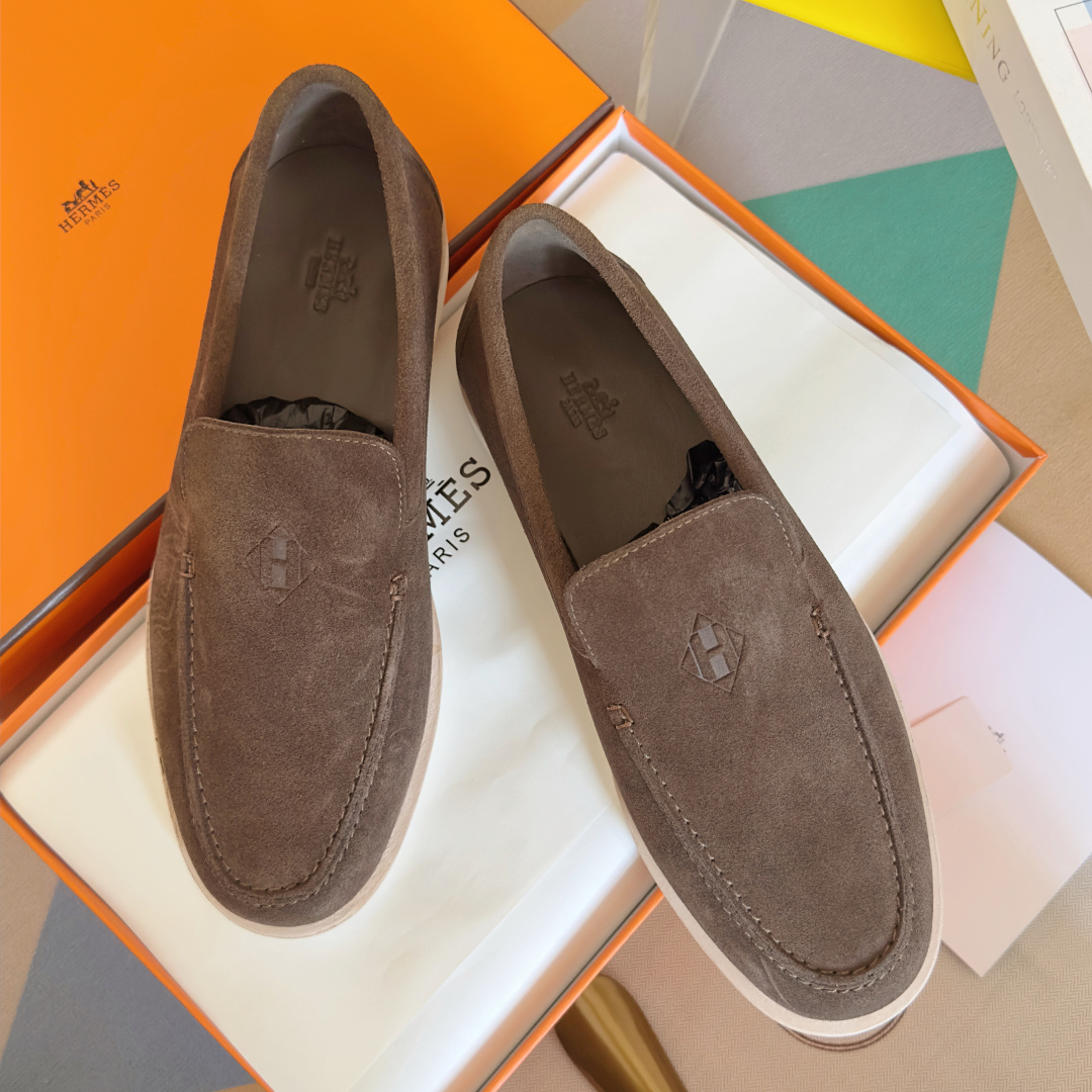 NO:646259,Top version of women's and men's Hermes Low series loafers. Slip-ons. Original purchased and developed. Made. Suede calfskin loafers, decorated with iconic 'H Diamant' details. Create a fashionable and casual style. Beautifully packaged at the delivery counter. Fabric: Original custom imported first-layer cowhide. Lining: Imported soft sheepskin lining. Sole: Original open-molded foam rubber material. Sole thickness 3CM. Size: Women's 35-41.  / Men's 39-46, loafers, hermes, hermes, loafers, cowhide, sheepskin, chamois leather19860909顶级版本女款男款 Hermes爱马仕Low 系列 乐福鞋 一脚蹬 原版购入开发 做货 麂皮小牛皮乐福鞋,饰有标志性“H Diamant”细节 打造时尚休闲的风格 配送专柜精美包装 面料 : 原版定制进口头层牛皮 内里 : 进口柔软羊皮里 鞋底 : 原版开模发泡橡胶材质 底厚 3CM Size : 女款35-41 / 男款39-46,乐福鞋,hermes,hermes,loafers,cowhide,sheepskin,chamois leather,Women's Shoes