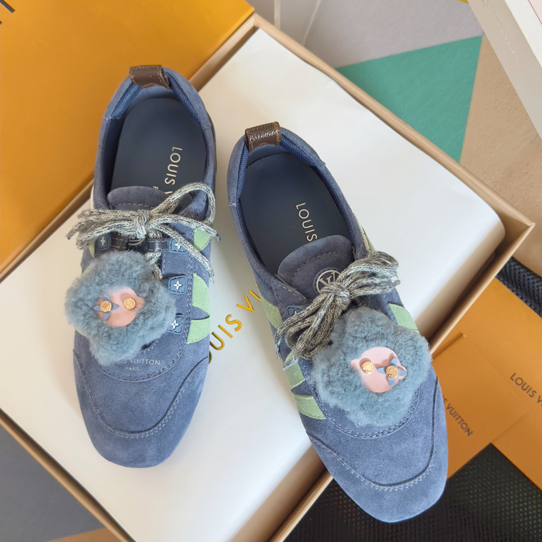 NO:652234,Top version of women's model LV Louis Vuitton L's Donkey brand latest Sneakerina series couple model ballet sneakers moral training shoes casual flat shoes sneakers original purchase development and production This LV Sneakerina ballet style sneakers are made of silky suede cow leather to create smooth lines, with the light structure of ballet shoes and the comfortable texture of sneakers. The LV logo on the side and the Monogram canvas back strap are rich in details, Sacchetto craftsmanship and  TPU outsole upgrades soft wearing experience. Exquisite packaging at delivery counter. Fabric: Original custom imported first-layer cowhide. Original custom breathable mesh lining. Original molded injection TPU material for sole. Sole thickness 1.5CM. Size: women's 35-42, casual shoes/sports shoes, louis vuitton, louis vuitton, louis vuitton, louis vuitton, flats, sneakers, cowhide.19860909顶级版本女款 LV路易威登 L家 驴牌 最新Sneakerina系列 情侣款 芭蕾运动鞋 德训鞋 休闲 平底鞋 球鞋 原版购入开发 做货 这款LV Sneakerina 芭蕾风运动鞋以丝滑绒面牛皮革塑造流畅线条,兼具芭蕾舞鞋的轻盈构型和运动鞋的舒适质感.侧面 LV 标识和 Monogram 帆布后袢带丰富细节,Sacchetto 工艺和 TPU 外底升级轻柔穿着体验 配送专柜精美包装 面料:原版定制进口头层牛皮 内里原版定制透气网里 鞋底原版开模注塑TPU材质 底厚1.5CM Size:女款35-42,休闲鞋/运动鞋,louis vuitton,louis vuitton,louis vuitton,louis vuitton,flats,sneakers,cowhide,Women's Shoes