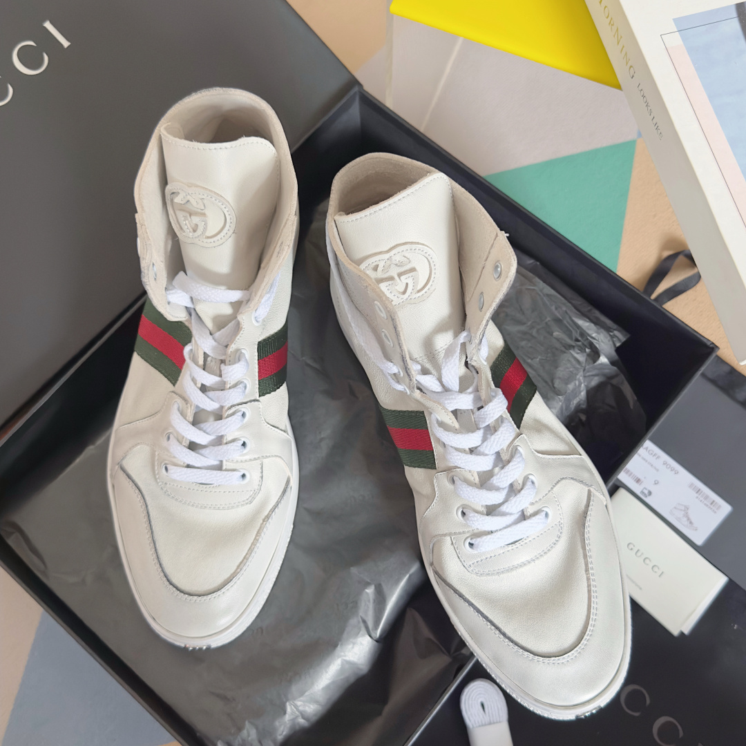 NO:652183,Purchasing version for men Gucci Gucci Demna debut high-top retro distressed sneakers casual white shoes sneakers basketball shoes new sneakers after the new creative director took office, from the 'LaFamiglia' series. The design follows the brand's classic red and green stripes elements, but the shoe shape is quite flat, with subtle distressing on the white upper, a foldable upper, and a delicate double G logo on the toe, simple but exquisite. Beautiful packaging at the delivery counter  Fabric: Original custom-made soft lambskin. Custom-made imported breathable canvas lining. Original molded non-slip rubber sole. Sole thickness 2CM. Size: Men's 39-45, casual shoes/sports shoes, gucci, gucci, sneakers, sheepskin.19860909代购版本男款 Gucci 古驰Demna 首秀 高帮 复古 做旧 板鞋 休闲 小白鞋 运动鞋 篮球鞋 新创意总监上任后的新款运动鞋,来自“LaFamiglia”系列.设计沿用品牌经典红绿条纹元素,鞋型却相当扁平,白色鞋面上细微的做旧处理,可翻折鞋帮,以及鞋头精巧的双G标识,简单却也精致 配送专柜精美包装 面料:原版定制柔软小羊皮 内里定制进口透气帆布里 鞋底原版开模防滑橡胶材质 底厚2CM Size : 男款39-45,休闲鞋/运动鞋,gucci,gucci,sneakers,sheepskin,Women's Shoes