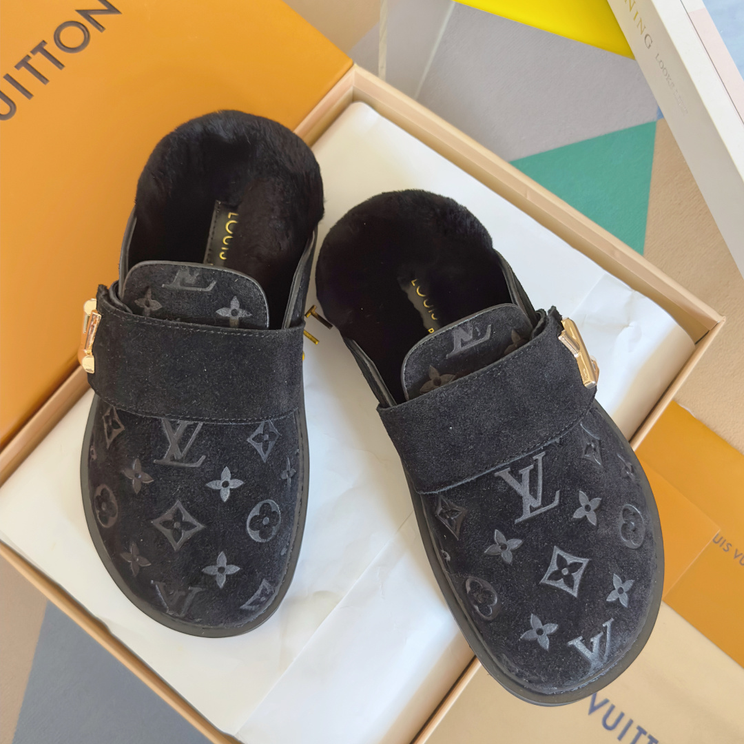 NO:669832,Top version of couple model LV Louis Vuitton L family Donkey brand latest Easy series Birkenstock Baotou Thick sole Wool slippers Sandals Original purchase, development and production This LV Easy sandal is made of suede cow leather, with Monogram pattern to highlight the trendy style. LV letters light up the adjustable strap, tough insole and micro outsole to achieve a light and comfortable experience. Exquisite packaging at the delivery counter. Fabric: Original custom imported first-layer cowhide. Inner:  Original customized warm wool lining Outsole: original molded rubber foam material Bottom thickness: 3CM size: women's 35-41 / men's 40-45, half drag, louis vuitton, louis vuitton, louis vuitton, louis vuitton, sandals, slippers, cowhide19860909顶级版本情侣款 LV路易威登L家 驴牌 最新Easy系列 勃肯 包头 厚底 毛拖鞋 凉鞋 原版购入开发 做货 本款 LV Easy 凉拖取材绒面牛皮革,以 Monogram 图案彰显潮流风范.LV 字母点亮可调节饰带,韧性鞋垫和微型外底实现轻盈舒适体验 配送专柜精美包装 面料: 原版定制进口头层牛皮 内里: 原版定制保暖羊毛里 大底: 原版开模橡胶发泡材质 底厚: 3CM size: 女款35-41 / 男款40-45,半拖,louis vuitton,louis vuitton,louis vuitton,louis vuitton,sandals,slippers,cowhide,Women's Shoes