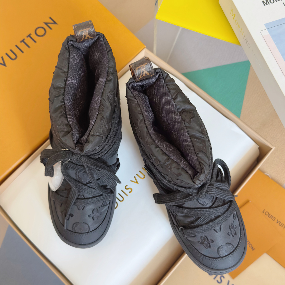 NO:669831,The top version of women's model LV Louis Vuitton L Home Donkey Cloud series thick sole plus fleece fur integrated snow boots This LV Cloud lace-up high-top sneaker is made of comfortable shearling and classic Monogram canvas to create a comfortable and warm eye-catching structure, adding a trendy member to the LV Ski series, which can be seamlessly switched between snow sports and urban streets. The cross laces are embellished with glossy eyelets, and the rubber outsole expresses the Louis Vuitton logo. Exquisite packaging at the delivery counter  The fabric is made of original custom-made imported fur. The inner lining is made of imported warm BK bri. The sole is original molded non-slip rubber outsole. Sole thickness is 3CM. Size: women's 35-41, snow boots, louis vuitton, louis vuitton, louis vuitton, louis vuitton, boots, sneakers.19860909顶级版本女款 LV 路易威登 L家 驴牌 Cloud系列 厚底 加绒 皮毛一体 雪地靴 本款 LV Cloud 系带高帮运动鞋以舒适羊毛皮及经典 Monogram 帆布构筑舒暖瞩目构型,为 LV Ski 系列再添潮流一员,可在雪道运动与城市街头间无缝切换.交叉鞋带点缀亮泽孔眼,橡胶外底抒写路易威登标识 配送专柜精美包装 面料原版定制进口皮毛一体 内里原版进口保暖BK布里 鞋底原版开模防滑橡胶大底 底厚3CM Size:女款35-41,雪地靴,louis vuitton,louis vuitton,louis vuitton,louis vuitton,boots,sneakers,Women's Shoes