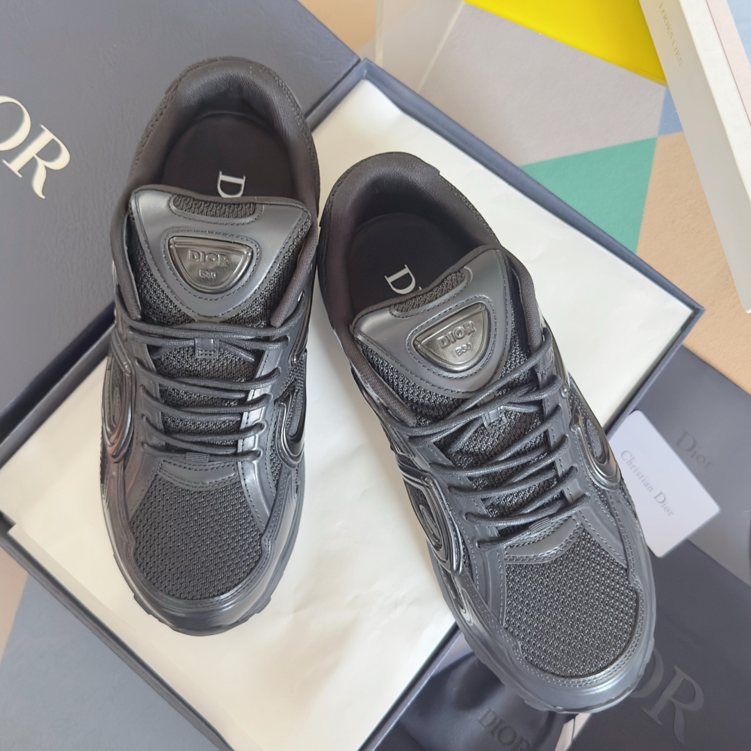 NO:669824,Top version of men's Dior. Dior's latest color matching B30 series. Reflective dad sneakers. Original purchase, development and production. Brand new B30 sneakers. Dad Shoes style shoes that follow the trend of the retro market. The Dior logo on the tongue also indicates that this pair of shoes is the B30 model!  B30 uses fine-textured leather and mesh cloth materials to form a shoe body. There are conspicuous letters CD on both sides of the shoe body to indicate identity. Many lines on the shoe body outline details to make the shoes look less monotonous and full of retro flavor. The delivery counter is exquisitely packaged. The fabric is original customized technical fabric + mesh. The inner lining is customized and breathable. The outsole is original molded IP foam + TPU outsole. The sole is 3.5CM thick.  Size men's size 39-45, casual shoes/sports shoes, dior, dior, sneakers19860909顶级版本男款 Dior 迪奥最新配色B30系列 反光 老爹运动鞋 原版购入开发 做货 全新B30运动鞋 顺应复古市场的趋势的 Dad Shoes风格鞋款鞋舌上的Dior标志 也注明了这双鞋是B30的型号！B30运用了质感细腻的皮革和网眼布面材质拼接成鞋身,鞋身两侧有显眼的字母CD 表明身份,鞋身多处线条勾勒细节 让鞋子看起来不那么单调、复古味十足 配送专柜精美包装 面料原版定制科技面料+网面 内里定制透气内里 大底原版开模IP发泡+TPU大底 底厚3.5CM Size男码39-45,休闲鞋/运动鞋,dior,dior,sneakers,Women's Shoes