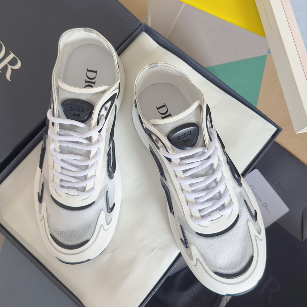 NO:669825,Top version of men's model Dior B30 series Countdown technical sneakers casual dad shoes This B30 Countdown technical sneaker is a new product of the 2026 spring men's wear series. The sporty silhouette combines high-end logos and technical performance, making it unique. Light and comfortable, drawing inspiration from modern running sports, using white and gray N30  Crafted from materials such as nylon, a multi-layered translucent breathable technical fabric. Finished with navy blue injection molded rubber panels and a CD30 logo reinterpreted in a graphic style for added style. Rubber Dior B30 and CD30 logos adorn the tongue and backside. The textured-effect sole is made of elastic rubber and foam and features classic details for ideal comfort. Pair with sportswear and casual looks for a refined look. Beautifully packaged at the delivery counter  Fabric Original customized technical fabric + mesh Customized breathable lining Outsole Original molded IP foam + TPU outsole Bottom thickness 3.5CM Size men's size 39-45, casual shoes/sports shoes, dior, dior, sneakers19860909顶级版本男款 Dior迪奥 B30系列 Countdown 科技 运动鞋 休闲 老爹鞋 这款 B30 Countdown 科技运动鞋是二零二六春季男装系列新品,运动廓形结合高订标识和科技性能,别具一格.轻盈舒适,从现代跑步运动汲取灵感,采用白色和灰色 N30 尼龙等材质精心制作,这种尼龙是一种多层半透明的透气科技面料.饰以海军蓝色注塑橡胶镶片和以图案风格重新诠释的CD30 标志提升格调.鞋舌和后侧饰以橡胶 Dior B30 和CD30标志.纹理效果鞋底由弹性橡胶和泡棉制成,饰以多个经典细节,打造理想的舒适穿着体验.可与运动服饰和休闲装扮搭配,打造精致造型 配送专柜精美包装 面料原版定制科技面料+网面 内里定制透气内里 大底原版开模IP发泡+TPU大底 底厚3.5CM Size男码39-45,休闲鞋/运动鞋,dior,dior,sneakers,Women's Shoes