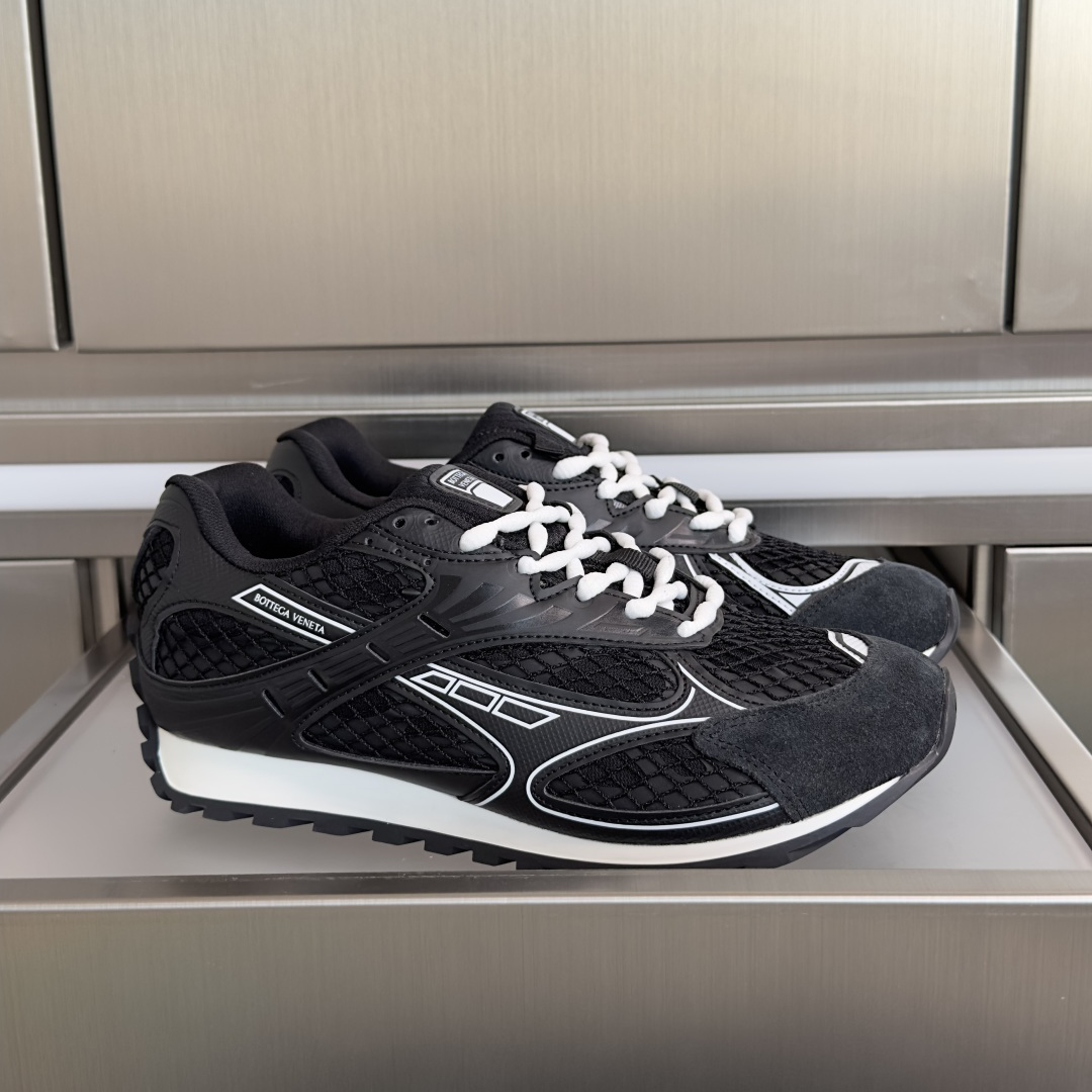 NO:669822,Top version of couple's model Bottega Veneta Bottega Veneta BV's latest Orbit series Couple's model Retro Mesh Casual Sports Shoes Running Dad's Shoes Original purchase, development and production Bottega Veneta Inspired by the free and casual retro style of the 1990s, Bottega Veneta launches a new unisex sports shoe Orbit series. While ensuring casual comfort, there is no lack of fine carving of the design, with selected mesh fabrics to echo the brand's iconic Intreccio  Weaving elements to achieve a light foot feel. The exquisite and avant-garde design brings a new interpretation, paying tribute to individual style in the collision of function and silhouette, creating a timeless style. 'Dynamic' is one of Matthieu Blazy's important design concepts. While being comfortable to wear, it can also elegantly modify the foot lines, and can be freely matched with trousers or skirts, easily controlling a variety of daily styles. Delivery counter exquisite packaging Fabric: Original customized technical metal fabric + mesh Lining: Imported breathable mesh lining Sole:  Original open mold non-slip TPU material, bottom thickness 3CM Size: women's 35-40 / men's 39-46, casual shoes/sports shoes,bottega veneta,bottega veneta,bottega veneta,sneakers,skirts19860909顶级版本情侣款 Bottega Veneta 葆蝶家BV最新款Orbit系列 情侣款 复古 网面 休闲 运动鞋 跑步 老爹鞋 原版购入开发 做货 Bottega Veneta 以 90年代自由随性的复古风格为灵感,推出全新的中性运动鞋 Orbit 系列 在保证休闲舒适的同时,不乏造型设计的精细雕琢,搭配甄选网纱面料呼应品牌标志性Intreccio 编织元素,以此实现轻盈的脚感.以精致前卫的设计带来全新的演绎,在功能与廓形的碰撞中致敬个性风采、打造永不过时的造型风格.动态”是Matthieu Blazy 的重要设计理念之一.在穿着舒适的同时,还可以优雅修饰足部线条,更能自由搭配裤装或裙装,轻松驾驭多种日常风格 配送专柜精美包装 面料 : 原版定制科技金属面料+网面 内里 : 进口透气网里 鞋底 : 原版开模防滑TPU材质 底厚 3CM Size : 女款35-40 / 男款39-46,休闲鞋/运动鞋,bottega veneta,bottega veneta,bottega veneta,sneakers,skirts,Women's Shoes