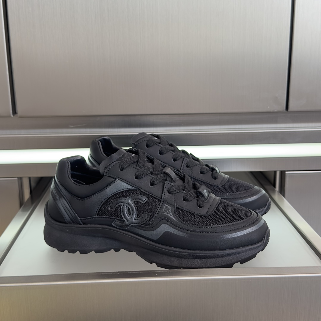 NO:669826,The top version of Chanel Chanel for women, the latest 26C casual sneakers, original purchase and development, production, Xiaoxiang C Home, another super hot model in the counter, the love of Internet celebrity bloggers and ladies, various praises on social platforms, super popular, high quality, breathable, super spring and summer, seeing this issue always arouses the inner desire of fashion among girls. The latest suede material, classic black and white color matching, full of fashion on the feet, easy to care, exquisite packaging at the delivery counter  Fabric: Original custom imported first-layer cowhide, custom imported sheepskin lining, original molded anti-slip rubber sole, sole thickness 3.5CM Size: women's 35-41, casual shoes/sports shoes, chanel, chanel, chanel, sneakers, cowhide, sheepskin, chamois leather19860909顶级版本女款 Chanel香奈儿 最新26C 休闲 运动鞋 原版购入开发 做货 小香 C家 专柜又一超级大爆款,网红博主小姐姐们的挚爱,社交平台的各种夸赞,人气超高质感透气超级春夏,看到这期总能唤起少女内心对时髦的诉求 最新麂皮材质 经典黑白配色 上脚时髦感十足 容易打理 配送专柜精美包装 面料:原版定制进口头层牛皮 内里定制进口羊皮里 鞋底原版开模防滑橡胶材质 底厚3.5CM Size : 女款35-41,休闲鞋/运动鞋,chanel,chanel,chanel,sneakers,cowhide,sheepskin,chamois leather,Women's Shoes