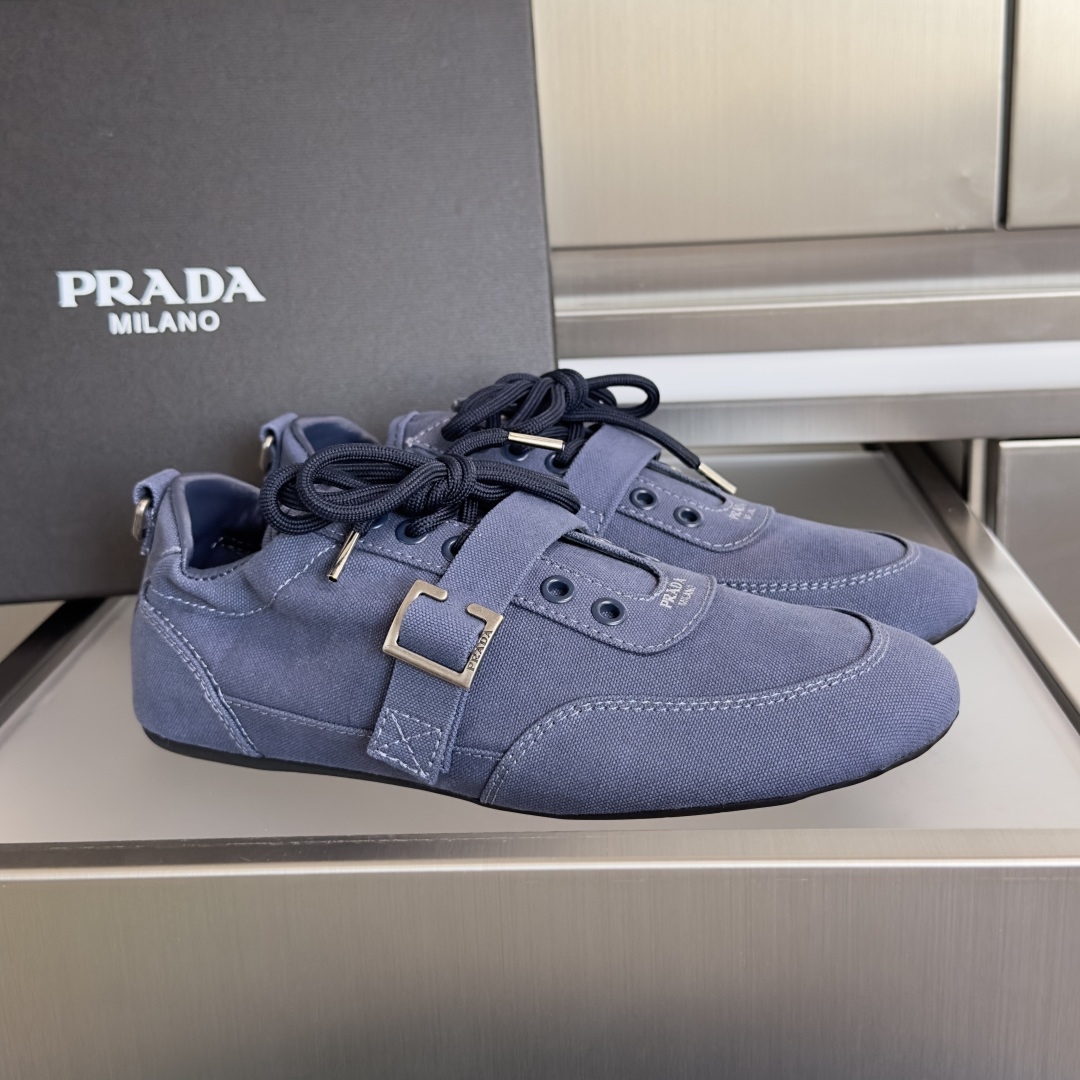 NO:669823,Top version of women's model Prada Prada P home lace-up buckle casual sports shoes ballet shoes lace-up buckle casual shoes ballet shoes low-key luxury slip-ons, the best choice for the rich!  The soft rubber sole is known as the feeling of stepping on clouds ~ The upper is 100% comfortable and made of fine material, the shoe shape is full of wrapping, soft and textured!  Full of high-end feel!  Exquisite packaging at the delivery counter. Fabric: Original customized imported high-density canvas. Customized imported sheepskin lining. Original molded non-slip rubber sole. Bottom thickness 1.5CM. Size: Women's 35-41, casual shoes/sports shoes, prada, prada, sneakers, sheepskin.19860909顶级版本女款 Prada普拉达P家 系带扣 休闲运动鞋鞋 芭蕾舞鞋 系带扣休闲鞋芭蕾舞鞋 低调奢华懒人鞋,富人的不二选择！软胶底素有踩云感之称～舒适度百分百细腻材质鞋面,鞋型包裹感十足,柔和而有质感！高级感满满！ 配送专柜精美包装 面料:原版定制进口高密度帆布 内里定制进口羊皮里 鞋底原版开模防滑橡胶材质 底厚1.5CM Size : 女款35-41,休闲鞋/运动鞋,prada,prada,sneakers,sheepskin,Women's Shoes