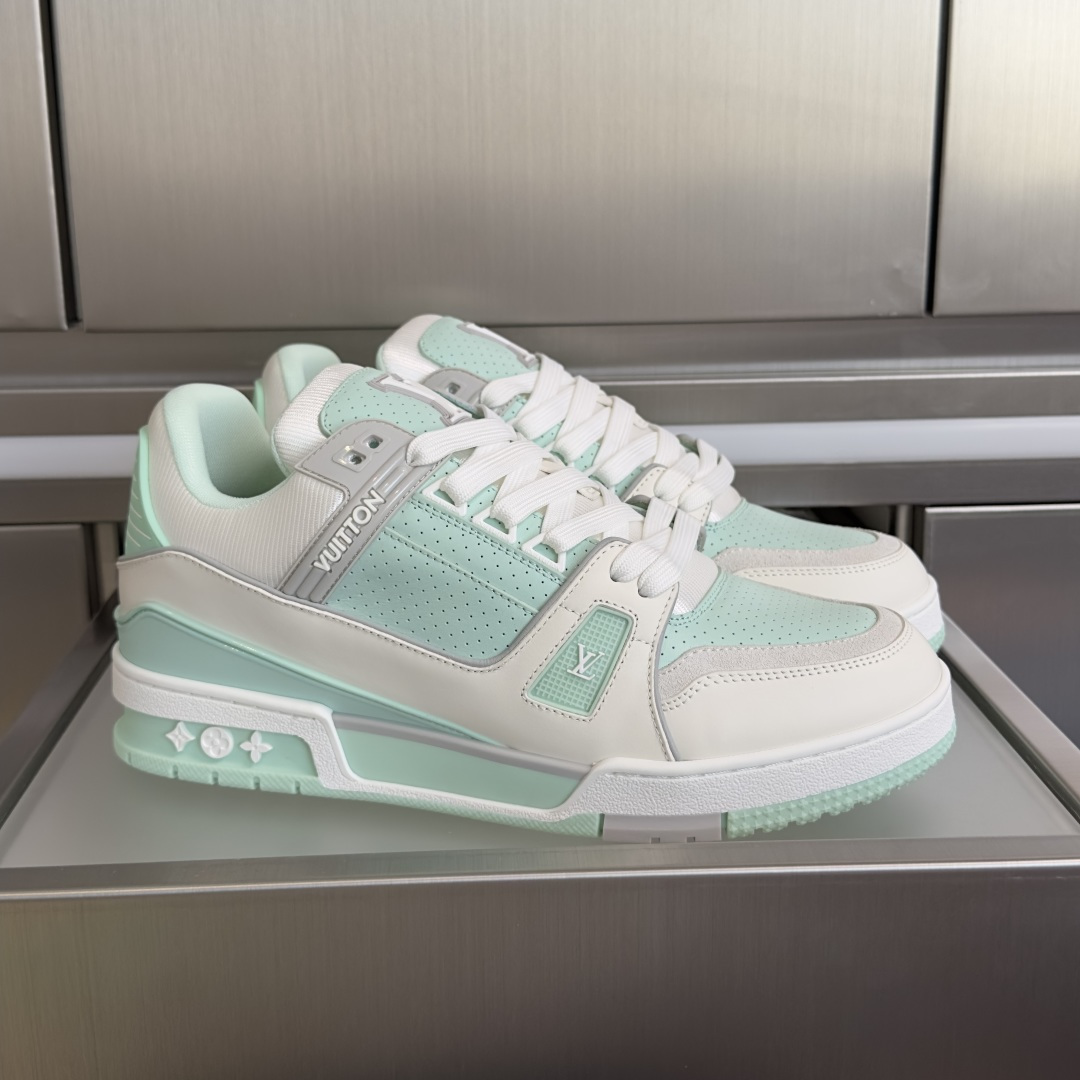 NO:670152,The top version of the couple's model LV Louis Vuitton Donkey Brand L's Trainer series couple's model casual sports shoes skate shoes basketball shoes original purchase development and production pay tribute to the classic retro basketball shoes. This season's LV Trainer sneakers have a new look, using Monogram denim with a cloud rendering effect. Contrast leather trim highlights its delicate shoe body structure. The side is decorated with handwritten Louis Vuitton  Logo, #54 on the back of the shoe represents the founding year of the brand - 1854. Exquisite packaging at the delivery counter. Fabric: Original customized imported first-layer cowhide. Lining: Original customized breathable mesh lining. Outsole: Original molded non-slip TPU material. Bottom thickness: 3CM. Size: Women's 35-41 / Men's 38-46, casual shoes/sports shoes, louis vuitton, louis vuitton, louis  vuitton,louis vuitton,louis vuitton,sneakers,cowhide19860909顶级版本情侣款 LV路易威登 驴牌 L家 Trainer系列 情侣款 休闲 运动鞋 滑板鞋 篮球鞋 原版购入开发 做货 致敬复古篮球鞋的经典之作.这一季的 LV Trainer 运动鞋焕然一新,采用带有云朵渲染效果的Monogram 牛仔布.撞色皮革饰边凸显了其精巧的鞋身结构.侧面饰有手写体的Louis Vuitton 标识,鞋后的#54则代表着品牌的创始之年一一1854年 配送专柜精美包装 面料: 原版定制进口头层牛皮 内里: 原版定制透气网里 大底: 原版开模防滑TPU材质 底厚: 3CM Size: 女款35-41 / 男款38-46,休闲鞋/运动鞋,louis vuitton,louis vuitton,louis vuitton,louis vuitton,louis vuitton,sneakers,cowhide,Women's Shoes