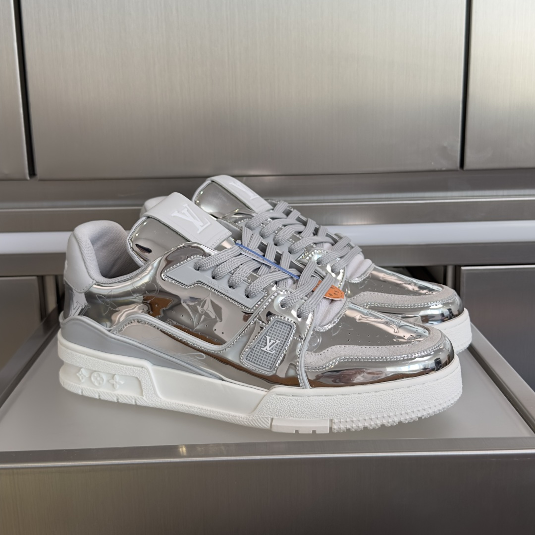 NO:670142,Top version men's LV Louis Vuitton Donkey Brand L Family Trainer Series Couple's Casual Sports Shoes Skateboard Shoes Basketball Shoes Original purchase, development, production, tribute to the classic retro basketball shoes. This season's LV Trainer sneakers have a new look, using Monogram denim with cloud rendering effect. Contrast leather trim highlights its delicate shoe body structure. Louis Vuitton is decorated with handwriting on the side.  Logo, #54 on the back of the shoe represents the founding year of the brand - 1854. Exquisite packaging at the delivery counter. Fabric: Original customized imported first-layer cowhide. Lining: Original customized breathable mesh lining. Outsole: Original molded non-slip TPU material. Bottom thickness: 3CM Size: Men's 38-46, casual shoes/sports shoes, louis vuitton, louis vuitton, louis vuitton, louis vuitton, louis  vuitton,sneakers,cowhide19860909顶级版本男款 LV路易威登 驴牌 L家 Trainer系列 情侣款 休闲 运动鞋 滑板鞋 篮球鞋 原版购入开发 做货 致敬复古篮球鞋的经典之作.这一季的 LV Trainer 运动鞋焕然一新,采用带有云朵渲染效果的Monogram 牛仔布.撞色皮革饰边凸显了其精巧的鞋身结构.侧面饰有手写体的Louis Vuitton 标识,鞋后的#54则代表着品牌的创始之年一一1854年 配送专柜精美包装 面料: 原版定制进口头层牛皮 内里: 原版定制透气网里 大底: 原版开模防滑TPU材质 底厚: 3CM Size: 男款38-46,休闲鞋/运动鞋,louis vuitton,louis vuitton,louis vuitton,louis vuitton,louis vuitton,sneakers,cowhide,Women's Shoes