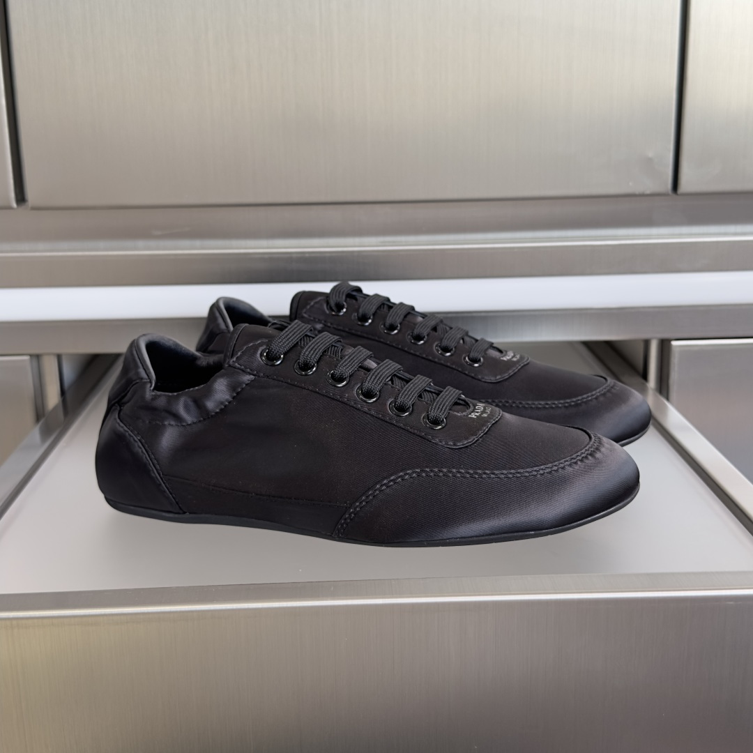 NO:670148,Top version of women's model Prada P house Collapse series satin lace up ballet casual sneakers. This ultra-light sneaker is made of recycled nylon and suede leather to create a three-dimensional shoe shape. The mixed materials highlight Prada's sports style and exquisite craftsmanship. The flat bottom is reminiscent of classic ballet flats, and the side elastic design is easy to put on and take off. Exquisite packaging at the delivery counter. Fabric: Original customized imported high-density satin. Customized imported breathable mesh lining.  The sole is made of original molded non-slip rubber material, sole thickness 2.5CM Size: women's 35-41, casual shoes/sports shoes, prada, prada, flats, sneakers, silk fabric19860909顶级版本女款 Prada普拉达P家Collapse系列 绸缎 系带 芭蕾舞 休闲 运动鞋 这款至臻轻盈的运动鞋以再生尼龙与绒面皮革打造立体鞋形,混搭材质彰显了Prada的运动风尚与精湛工艺灵魂.平底让人联想起经典芭蕾平底鞋,侧帮弹力设计方便穿脱. 配送专柜精美包装 面料:原版定制进口高密度绸缎 内里定制进口透气网里 鞋底原版开模防滑橡胶材质 底厚2.5CM Size : 女款35-41,休闲鞋/运动鞋,prada,prada,flats,sneakers,silk fabric,Women's Shoes