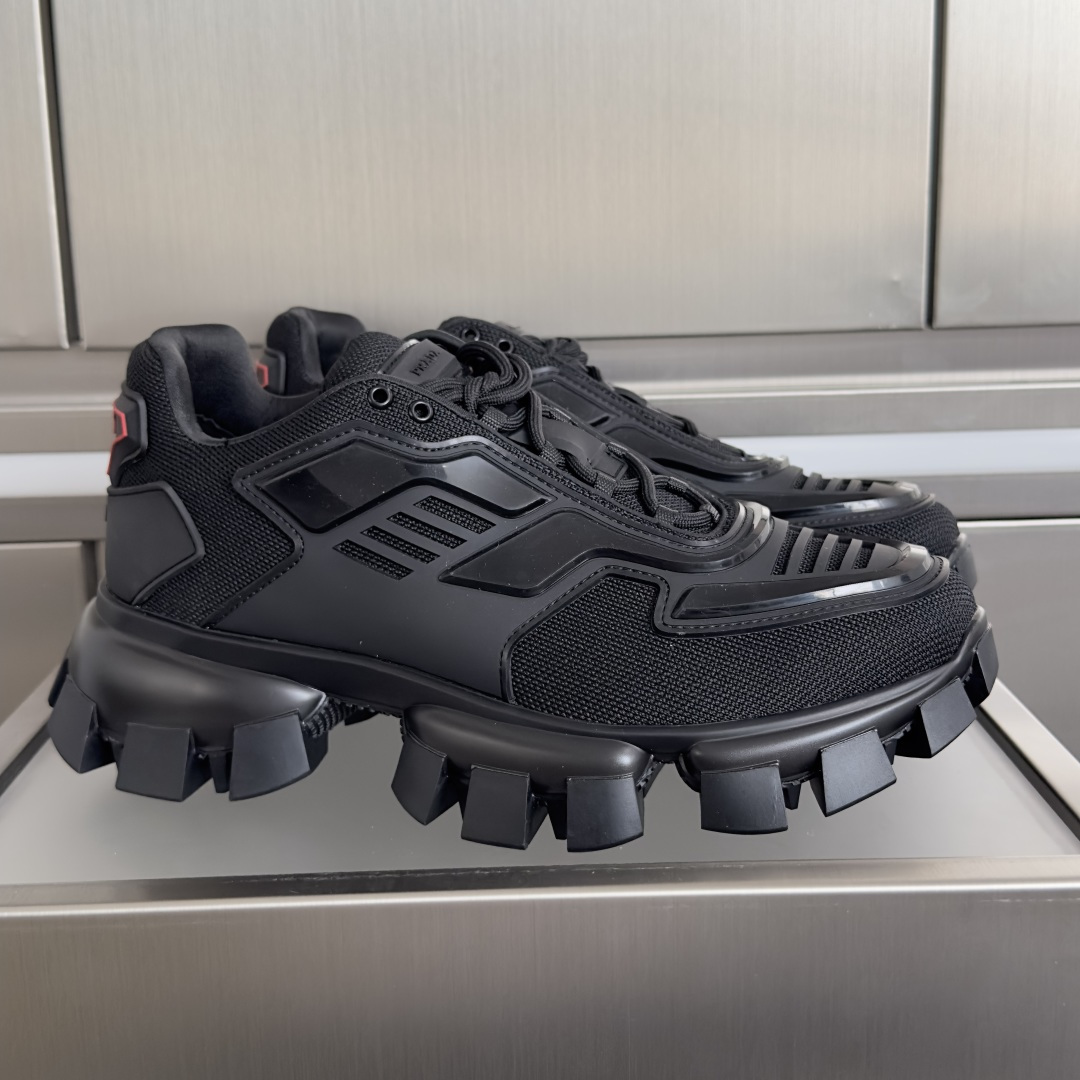 NO:706109,Top version for couples Prada Prada P family classic Cloudbust Thunder series Gear Thick sole daddy shoes Couple model Casual sports shoes Three-dimensional injection molded rubber texture gives Cloudbust Thunder sneakers a strong and flamboyant momentum. Innovative mesh fabric upper, with classic concave and convex soles, the brand identity is clear and manageable Delivery counter exquisite packaging Original custom-made imported high-density knitted fabrics Original custom-made breathable mesh lining Outsole original molded anti-slip rubber material Bottom thickness 6CM Size women's 35-41 / men's 39-47, casual shoes/sports shoes, prada, prada, sneakers19860909顶级版本情侣款 Prada普拉达 P家经典Cloudbust Thunder系列 齿轮 厚底 老爹鞋 情侣款 休闲 运动鞋 立体注塑橡胶纹理,赋予Cloudbust Thunder运动鞋强健张扬气势.创新网眼织物鞋面,搭配经典凹凸鞋底,品牌身份清晰可辦 配送专柜精美包装 面料原版定制进口高密度针织 内里原版定制透气网里 大底原版开模防滑橡胶材质 底厚6CM Size女款35-41 / 男款39-47,休闲鞋/运动鞋,prada,prada,sneakers,Women's Shoes