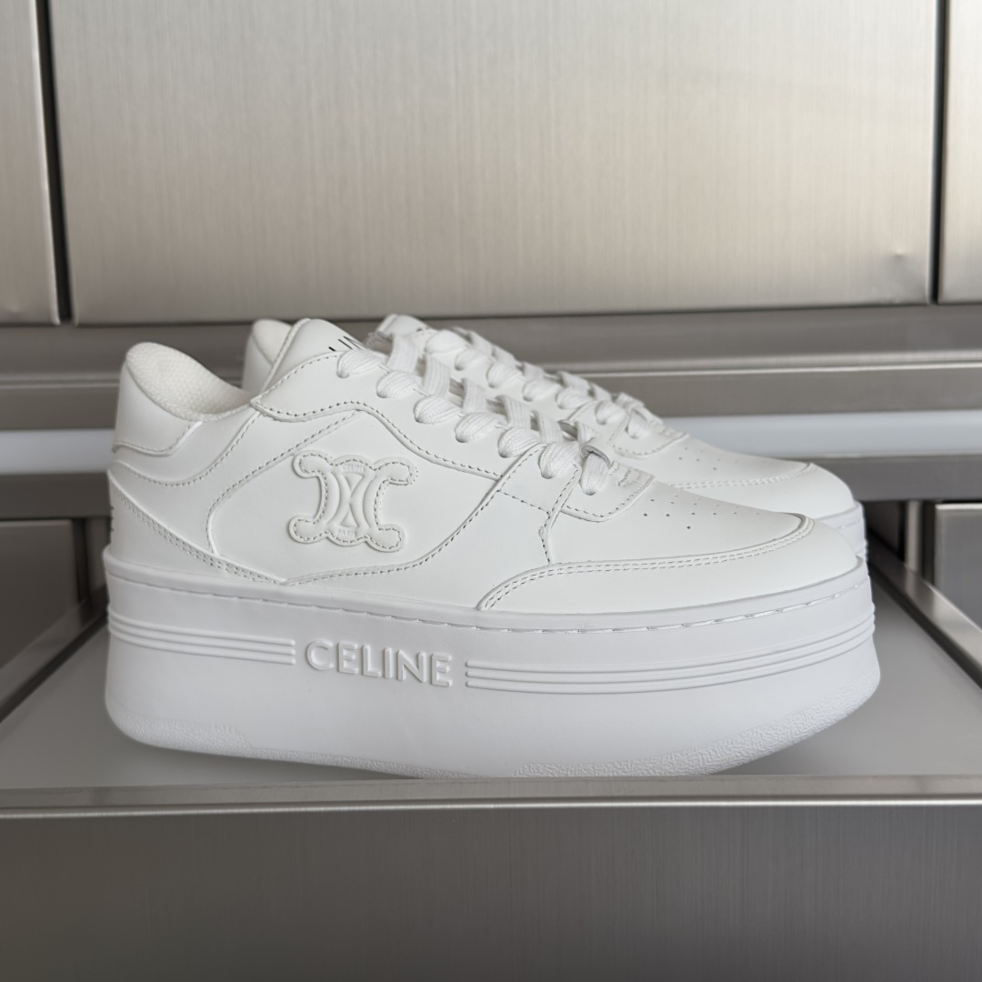 NO:706104,The top version of women's Celine Block Triomphe CR-03 thick-soled platform shoes, casual sports shoes, original purchase, development and production. This sneaker by CELINE perfectly integrates exquisite craftsmanship and fashionable design. Every detail reveals the brand's ingenuity. If you are also looking for a pair of comfortable and fashionable sneakers, you may wish to consider it, I believe you will fall in love with this unique charm. Exquisite packaging at the delivery counter. Fabric: Original imported custom first-layer cowhide.  The inner lining is made of original custom-made breathable mesh. The sole is made of original molded non-slip rubber. The sole thickness is 5CM. Size: women's 35-40, casual shoes/sports shoes, celine, celine, sneakers, cowhide19860909顶级版本女款 Celine赛琳 Block Triomphe CR-03厚底 松糕鞋 休闲 运动鞋 原版购入开发 做货 CELINE 赛琳的这款板鞋,将精湛工艺与时尚设计完美融合,每一处细节都透露着品牌的匠心独运.如果你也在寻觅一双舒适又时尚的板鞋,不妨考虑它,相信你会爱上这份独特的魅力 配送专柜精美包装 面料:原版进口定制头层牛皮 内里原版定制透气网里 鞋底原版开模防滑橡胶材质 底厚5CM Size:女款35-40,休闲鞋/运动鞋,celine,celine,sneakers,cowhide,Women's Shoes