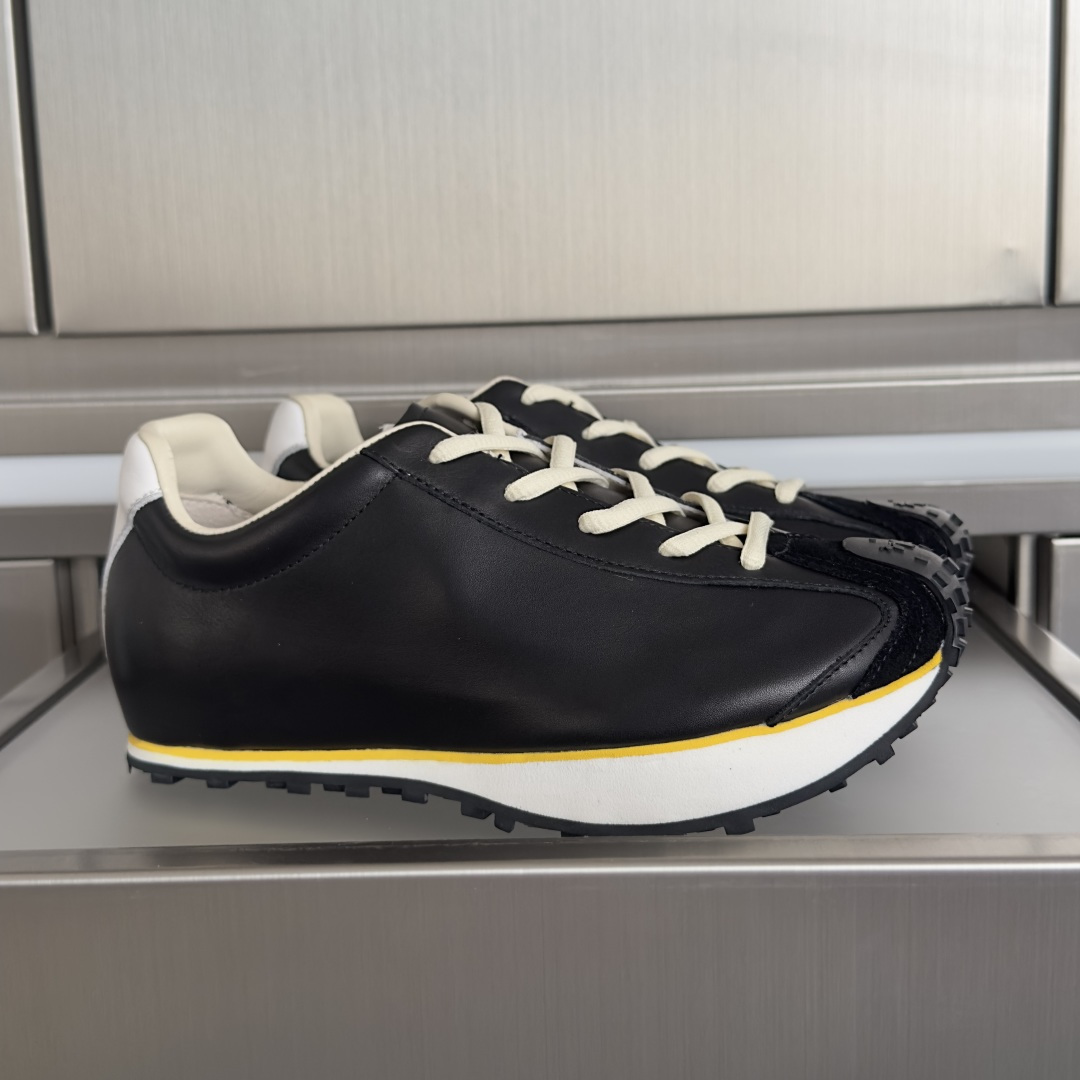 NO:694296,Top version of women's model Martin Sallieres Latest lace-up casual sports shoes thick-soled big-toe shoes Forrest Gump shoes After the outstanding performance of Filling Pieces and SUNNEI, Martin Sallieres officially debuted as a personal eponymous shoe brand, presenting a design perspective that only he can give. Exquisite packaging at the delivery counter. Fabric: Original customized imported cowhide/canvas. Lining: Original customized breathable mesh lining. Outsole: Original molded anti-slip rubber material. Bottom thickness: increased by 3.5CM.  Size: Women's 35-40, casual shoes/sports shoes, sneakers, cowhide19860909顶级版本女款 Martin Sallieres 最新款 系带 休闲 运动鞋 厚底 大头鞋 阿甘鞋 Filling Pieces和SUNNEI的卓越表现后,Martin Sallieres 以个人同名鞋履品牌正式亮相,呈现唯有他能赋予的设计视角 配送专柜精美包装 面料: 原版定制进口牛皮/帆布 内里: 原版定制透气网里 大底: 原版开模防滑橡胶材质 底厚: 增高3.5CM Size: 女款35-40,休闲鞋/运动鞋,sneakers,cowhide,Women's Shoes