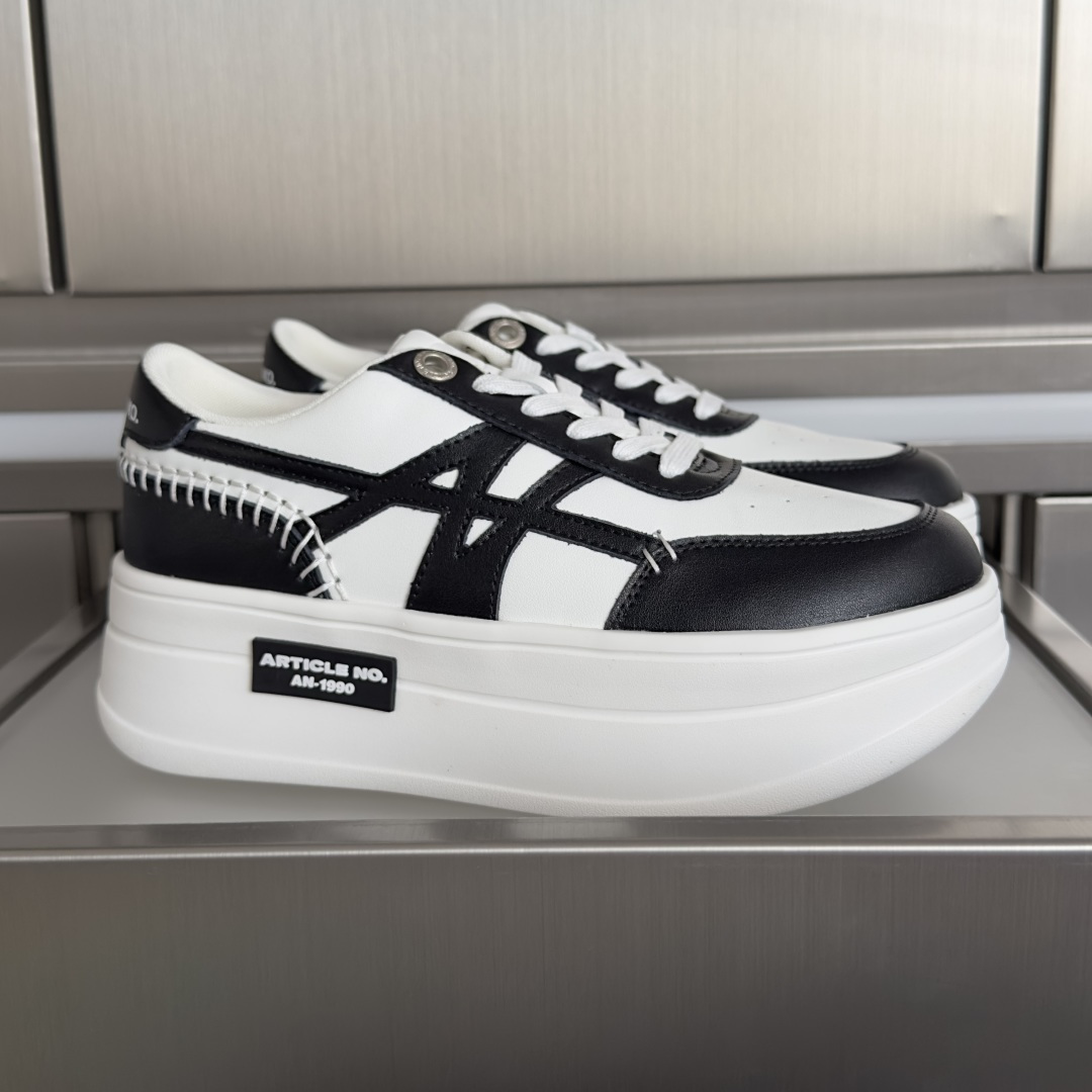 NO:694329,Top version of women's model ARTICLE NO. Latest thick-soled casual bread shoes sneakers white shoes L.A. Los Angeles street genetic style, free and casual super-thick sole design reshapes the body proportions with street aesthetics. Drawing inspiration from Los Angeles graffiti culture and retro skateboarding style. The shoe body has clean lines and straps, and the connection between thick sole and upper hides ingenuity. Street practicality, comfort without limits, freedom to create 'style', one shoe is versatile. Exquisite packaging at the delivery counter. Fabric:  Original customized imported cowhide material. Lining: original customized breathable mesh lining. Outsole: original molded anti-slip foam material. Bottom thickness: 6CM. Size: women's 35-40, casual shoes/sports shoes, sneakers, cowhide.19860909顶级版本女款 ARTICLE NO. 最新 厚底 休闲 面包鞋 运动鞋 小白鞋 L.A.洛杉矶街头基因型格,自由随性超厚鞋底设计以街头美学重塑身形比例从洛杉矶涂鸦文化与复 古滑板风汲取灵感 鞋身线条利落带感,厚底与鞋面衔接暗藏巧思 街头实穿主义,舒适不设限,自由出“型”,一鞋百搭 配送专柜精美包装 面料: 原版定制进口牛皮材质 内里: 原版定制透气网里 大底: 原版开模防滑发泡材质 底厚: 6CM Size: 女款35-40,休闲鞋/运动鞋,sneakers,cowhide,Women's Shoes