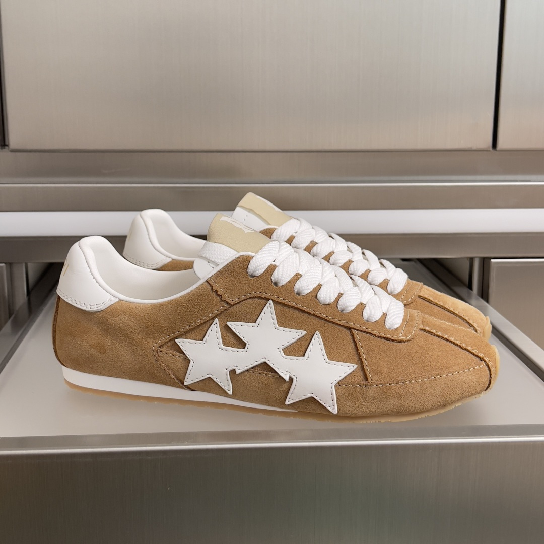 NO:694282,Top version of couple's model AMIRI AMIRI Pacific Flat series thin sole star moral training shoes couple's model casual sports shoes Pacific  The classic moral training upper of the Flat series reshapes the street silhouette with minimalist lines, presenting a cool and restrained luxury attitude. The upper is made of high-quality suede leather, with a fine frosted touch, and a retro style, creating a low-key but tense visual hierarchy. The iconic five-pointed star element is interspersed on the shoe body, echoing AMIRI's consistent rebellious symbolic language. The ultra-thin raw rubber outsole is combined with foam material to bring a full-feeling walking experience, combining comfort and style.  Exquisite packaging at the delivery counter Fabric: Original customized imported first-layer cowhide Lining: Original customized breathable mesh lining Outsole: Original molded anti-slip rubber material Sole thickness: 2.5CM Size: Women's 35-40 / Men's 39-46, casual shoes/sports shoes, amiri, sneakers, cowhide19860909顶级版本情侣款 AMIRI 埃米尔Pacific Flat系列 薄底 星星 德训鞋 情侣款 休闲 运动鞋 Pacific Flat系列经典的德训鞋面,以极简线条重塑街头廓形,呈现冷峻克制的奢华态度.鞋面甄选高质感翻毛皮革,细腻磨砂触感搭,复古风格,营造低调却充满张力的视觉层次.标志性五角星元素穿插于鞋身,呼应AMIRI一贯的叛逆符号语言.超薄生胶大底与发泡材质组合而成,带来贴地感十足的步履体验,兼具舒适性与造型感 配送专柜精美包装 面料: 原版定制进口头层牛皮 内里: 原版定制透气网里 大底: 原版开模防滑橡胶材质 底厚: 2.5CM Size: 女款35-40 / 男款39-46,休闲鞋/运动鞋,amiri,sneakers,cowhide,Women's Shoes