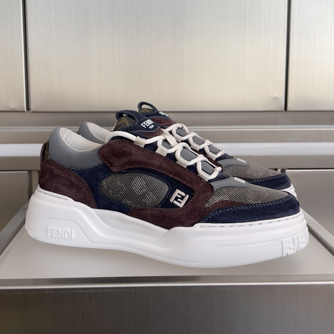 NO:693460,Top version of men's style Fendi Fendi's latest Force series FF thick sole casual sports shoes sneakers Original purchase development and production This Force lace-up low-top shoe. Made of white full-grain leather and white and brown smooth leather, with padding elements. Brown FF jacquard and yellow high-tech fabric details. Lightweight and thick white sole with FF pattern details on the toe and heel. Exquisite packaging at the delivery counter. Fabric: Original imported first-layer cowhide. Original custom-made breathable mesh lining.  The sole is made of original molded rubber foam material, sole thickness 5CM Size: men's 39-45, casual shoes/sports shoes, fendi, fendi, sneakers, cowhide19860909顶级版本男款 Fendi 芬迪 最新 Force系列 FF厚底 休闲 运动鞋 板鞋 原版购入开发 做货 这款 Force系带低帮鞋.白色全粒面皮革以及白色和棕色光滑皮革材质,采用衬垫元素.棕色FF提花和黄色高科技布料细节.轻质厚实白色鞋底,鞋头和鞋跟带FF图案细节 配送专柜精美包装 面料:原版进口头层牛皮 内里原版定制透气网里 鞋底原版开模橡胶发泡材质 底厚5CM Size:男款39-45,休闲鞋/运动鞋,fendi,fendi,sneakers,cowhide,Women's Shoes