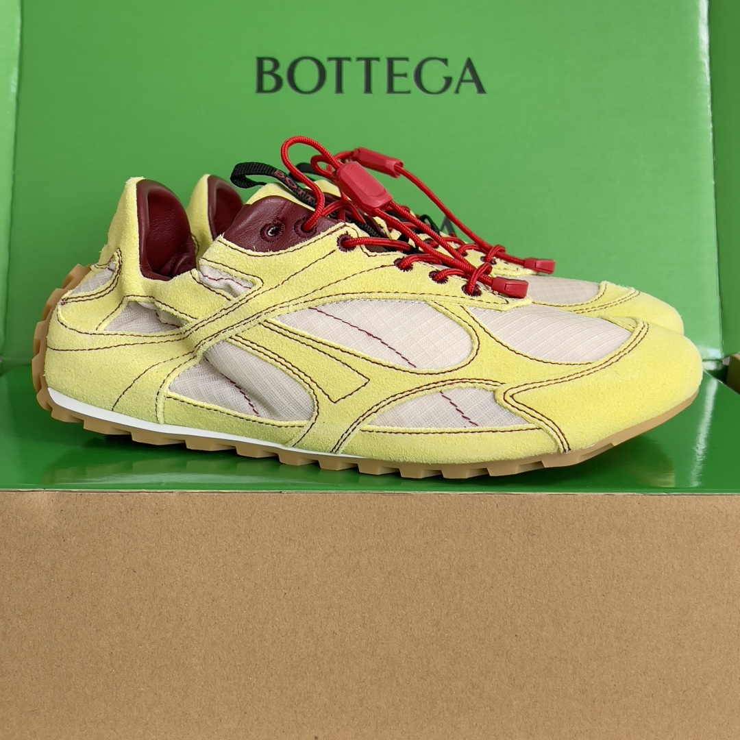 NO:693481,Top version of couple's model Bottega Veneta Bottega Veneta BV's latest Orbit Flash series Couple's model Retro Mesh Casual Sports Shoes Running Dad's Shoes Original purchase, development and production Bottega Veneta Inspired by the free and casual retro style of the 1990s, Bottega Veneta launches a new unisex sports shoe Orbit series. While ensuring casual comfort, there is no lack of fine carving of the design, with selected mesh fabrics to echo the brand's iconic Intreccio  Weaving elements to achieve a light foot feel. It brings a new interpretation with exquisite and avant-garde design, paying tribute to individual style in the collision of function and silhouette, creating a timeless style. 'Dynamic' is one of Matthieu Blazy's important design concepts. While wearing comfort, it can also elegantly modify the foot lines, and can be freely matched with trousers or skirts, easily controlling a variety of daily styles. Delivery counter exquisite packaging Fabric: Original customized imported cowhide + mesh Lining: Imported breathable mesh lining + sheepskin l  Sole: Original open mold non-slip TPU material, sole thickness 3CM Size: Women's 35-40 / Men's 39-45, casual shoes/sports shoes,bottega veneta,bottega veneta,bottega veneta,sneakers,skirts,cowhide,sheepskin19860909顶级版本情侣款 Bottega Veneta 葆蝶家BV最新款Orbit Flash系列 情侣款 复古 网面 休闲 运动鞋 跑步 老爹鞋 原版购入开发 做货 Bottega Veneta 以 90年代自由随性的复古风格为灵感,推出全新的中性运动鞋 Orbit 系列 在保证休闲舒适的同时,不乏造型设计的精细雕琢,搭配甄选网纱面料呼应品牌标志性Intreccio 编织元素,以此实现轻盈的脚感.以精致前卫的设计带来全新的演绎,在功能与廓形的碰撞中致敬个性风采、打造永不过时的造型风格.动态”是Matthieu Blazy 的重要设计理念之一.在穿着舒适的同时,还可以优雅修饰足部线条,更能自由搭配裤装或裙装,轻松驾驭多种日常风格 配送专柜精美包装 面料 : 原版定制进口牛皮+网面 内里 : 进口透气网里+羊皮l 鞋底 : 原版开模防滑TPU材质 底厚 3CM Size : 女款35-40 / 男款39-45,休闲鞋/运动鞋,bottega veneta,bottega veneta,bottega veneta,sneakers,skirts,cowhide,sheepskin,Women's Shoes