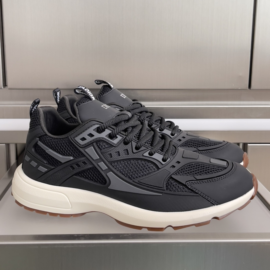 NO:693478,The top version of men's Dior Dior B80 Lounge series thick-soled casual sneakers. This B80 Lounge sneaker is unique, with a simple silhouette and details inspired by Dior's haute couture style. It is carefully made of gray cashmere, sheep wool and mulberry silk blended knitted fabrics and other materials, decorated with Dior's classic cannage pattern, and tonal suede splicing on the back to match the tongue Dior  Embossed patches enhance the style. Light and comfortable, elastic collar, rear pull-up ring and decorative suede lace design, easy to put on and take off. Paired with thick notched textured rubber soles, embellished with Dior logo, they can be matched with various styles of the Dior Icons limited series. Exquisite packaging at the delivery counter. Fabric: original customized cowhide + technical fabric, imported breathable mesh lining, original molded combination rubber material for the sole, sole thickness 4CM  Size: Men's 39-46, casual shoes/sports shoes, dior, dior, sneakers, cowhide19860909顶级版本男款 Dior迪奥 B80 Lounge系列 厚底 休闲 运动鞋 这款 B80 Lounge 运动鞋别具一格,简约廓形和细节灵感源自Dior 高订风范.采用灰色山羊绒、绵羊毛和桑蚕丝混纺针织面料等材质精心制作,饰以 Dior 经典的藤格纹图案,后侧同色调绒面革拼接搭配鞋舌 Dior 压花补丁提升格调.轻盈舒适,弹力鞋领、后侧提拉环和装饰性绒面革鞋带设计,易于穿脱.搭配厚实的凹口纹理橡胶鞋底,点缀以 Dior 标志,可与 Dior Icons 限定系列的各式造型搭配 配送专柜精美包装 面料:原版定制牛皮+科技面料 内里进口透气网里 鞋底原版开模组合橡胶材质 底厚4CM Size:男款39-46,休闲鞋/运动鞋,dior,dior,sneakers,cowhide,Women's Shoes