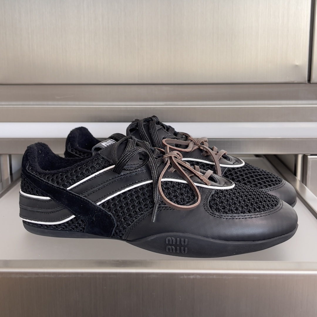 NO:693474,Top version of women's model MiuMiu Miu Miu Latest runway model Gymnasium series color blocking casual sports shoes De training shoes Forrest shoes Original purchase development and production This sneaker is crafted from technical fabrics and suede leather, with an ultra-light structure that integrates casual elements and sports style. Colorful ribbons and logo embossed soles highlight Miu Miu's sporty and fashionable personality. Exquisite packaging at the delivery counter. Fabric: Original customized imported cowhide + mesh  The inner lining is made of original custom-made breathable mesh. The sole is made of original molded non-slip rubber. The sole thickness is 1.5CM. Size: women's 35-40, casual shoes/sports shoes, miumiu, sneakers, cowhide19860909顶级版本女款 MiuMiu缪缪 最新走秀款Gymnasium系列 拼色 休闲 运动鞋 德训鞋 阿甘鞋 原版购入开发 做货 这款运动鞋选用科技面料和绒面皮革匠心打造,超轻盈结构,将休闲元素和运动风尚融为一体.彩色饰带和徽标压花鞋底凸显Miu Miu的运动时尚个性 配送专柜精美包装 面料:原版定制进口牛皮+网面 内里原版定制透气网里 鞋底原版开模防滑橡胶材质 底厚1.5CM Size:女款35-40,休闲鞋/运动鞋,miumiu,sneakers,cowhide,Women's Shoes