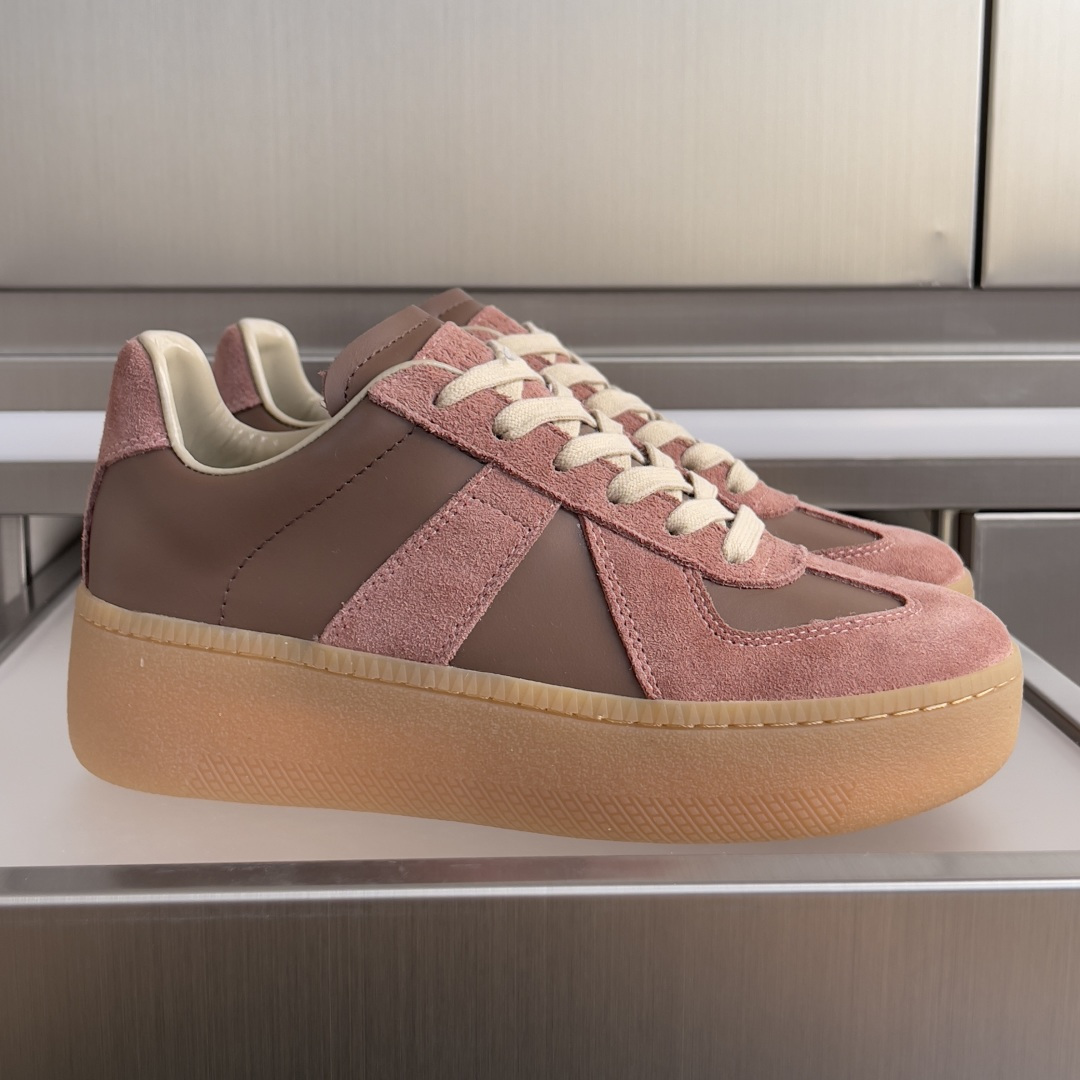 NO:692690,Top version of women's model 260/men's model MaisonMargiela MM6 Margiela couple's model thick-soled moral training shoes casual sports shoes original purchase development and production of ghost designer brand, a light luxury brand  This German training shoe continues the classic T-shaped leather splicing design. It has been carefully improved by the design team many times, just to allow you to experience the most original military taste~ The material is special material/cloth, the soft and delicate characteristics are combined with the fashionable cloth, making it ultra-soft and comfortable while maintaining good breathability ~ Comfort and texture go hand in hand, easy to wear in any combination in all seasons. The delivery counter is exquisitely packaged. The fabric is original custom-made imported cowhide and the lining is imported soft sheepskin.  The outsole is made of original molded rubber, sole thickness 5CM, size women's 35-40 / men's 39-46, casual shoes/sports shoes, masion margiela, masion margiela, sneakers, cowhide, sheepskin19860909顶级版本女款260/男款 MaisonMargiela MM6 马吉拉 情侣款 厚底 德训鞋 休闲 运动鞋 原版购入开发 做货 鬼才设计师品牌,一个轻奢品牌 这一款德国训练鞋延续了经典的T形真皮拼接设计,经过设计团队多次的精心改良,只为让您体验最原始的军旅味道~材质特殊材料/布面,柔软细腻的特点与时尚潮流的布面相结合,使其既有超高的柔软舒适度,又同时保持不错的透气性能~舒适与质感并行,轻松驾驭四季穿着任何搭配 配送专柜精美包装 面料原版定制进口牛皮 内里进口柔软羊皮里 大底原版开模橡胶材质 底厚5CM Size女款35-40 / 男款39-46,休闲鞋/运动鞋,masion margiela,masion margiela,sneakers,cowhide,sheepskin,Women's Shoes