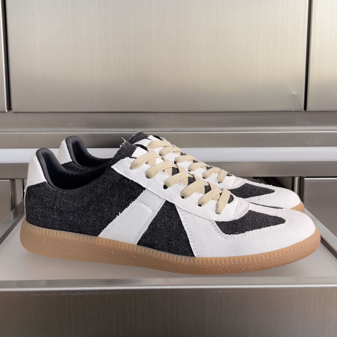 NO:692693,Top version of couple's model MaisonMargiela MM6 Margiela couple's model moral training shoes casual sports shoes original purchase development and production of goods genius designer brand, an affordable luxury brand  This German training shoe continues the classic T-shaped leather splicing design. It has been carefully improved by the design team many times, just to allow you to experience the most original military taste~ The material is special material/cloth, the soft and delicate characteristics are combined with the fashionable cloth, making it ultra-soft and comfortable while maintaining good breathability ~ Comfort and texture go hand in hand, easy to wear in any combination in all seasons. The delivery counter is exquisitely packaged. The fabric is original custom-made imported cowhide and the lining is imported soft sheepskin.  The outsole is made of original molded rubber, sole thickness 2.5CM, Size women's 35-40 / men's 39-45, casual shoes/sports shoes, masion margiela, masion margiela, sneakers, cowhide, sheepskin19860909顶级版本情侣款 MaisonMargiela MM6 马吉拉 情侣款 德训鞋 休闲 运动鞋 原版购入开发 做货 鬼才设计师品牌,一个轻奢品牌 这一款德国训练鞋延续了经典的T形真皮拼接设计,经过设计团队多次的精心改良,只为让您体验最原始的军旅味道~材质特殊材料/布面,柔软细腻的特点与时尚潮流的布面相结合,使其既有超高的柔软舒适度,又同时保持不错的透气性能~舒适与质感并行,轻松驾驭四季穿着任何搭配 配送专柜精美包装 面料原版定制进口牛皮 内里进口柔软羊皮里 大底原版开模橡胶材质 底厚2.5CM Size女款35-40 / 男款39-45,休闲鞋/运动鞋,masion margiela,masion margiela,sneakers,cowhide,sheepskin,Women's Shoes