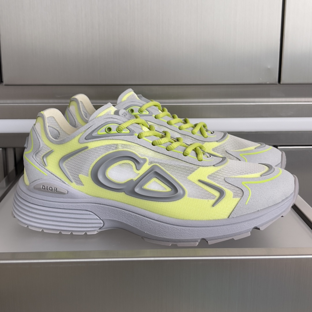 NO:692695,Top version of men's model Dior B30 series Countdown technical sneakers casual dad shoes This B30 Countdown technical sneaker is a new product of the 2026 spring men's wear series. The sporty silhouette combines high-end logos and technical performance, making it unique. Light and comfortable, drawing inspiration from modern running sports, using white and gray N30  Crafted from materials such as nylon, a multi-layered translucent breathable technical fabric. Finished with navy blue injection molded rubber panels and a CD30 logo reinterpreted in a graphic style for added style. Rubber Dior B30 and CD30 logos adorn the tongue and backside. The textured-effect sole is made of elastic rubber and foam and features classic details for ideal comfort. Pair with sportswear and casual looks for a refined look. Beautifully packaged at the delivery counter  Fabric Original customized technical fabric + mesh Customized breathable lining Outsole Original molded IP foam + TPU outsole Bottom thickness 3.5CM Size men's size 39-46, casual shoes/sports shoes, dior, dior, sneakers19860909顶级版本男款 Dior迪奥 B30系列 Countdown 科技 运动鞋 休闲 老爹鞋 这款 B30 Countdown 科技运动鞋是二零二六春季男装系列新品,运动廓形结合高订标识和科技性能,别具一格.轻盈舒适,从现代跑步运动汲取灵感,采用白色和灰色 N30 尼龙等材质精心制作,这种尼龙是一种多层半透明的透气科技面料.饰以海军蓝色注塑橡胶镶片和以图案风格重新诠释的CD30 标志提升格调.鞋舌和后侧饰以橡胶 Dior B30 和CD30标志.纹理效果鞋底由弹性橡胶和泡棉制成,饰以多个经典细节,打造理想的舒适穿着体验.可与运动服饰和休闲装扮搭配,打造精致造型 配送专柜精美包装 面料原版定制科技面料+网面 内里定制透气内里 大底原版开模IP发泡+TPU大底 底厚3.5CM Size男码39-46,休闲鞋/运动鞋,dior,dior,sneakers,Women's Shoes