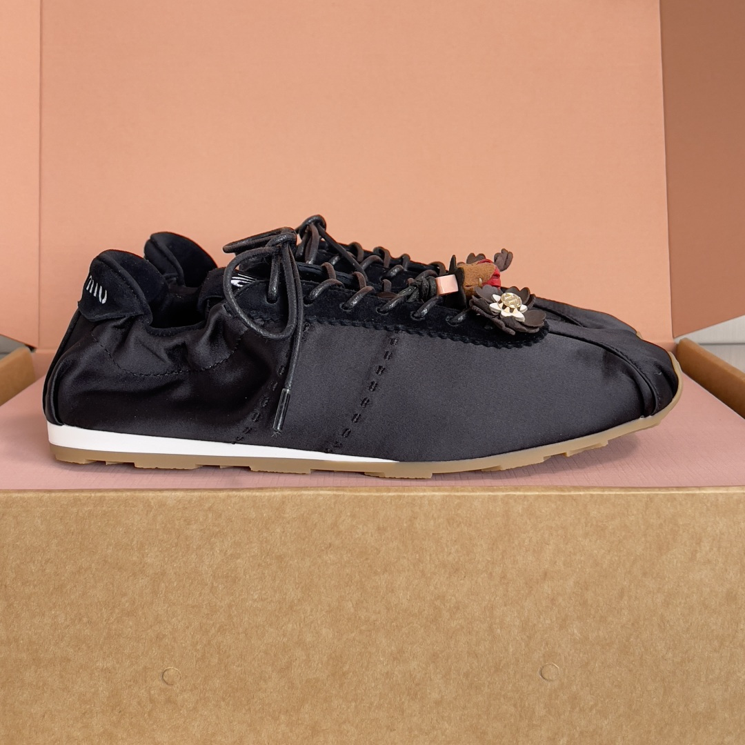 NO:692701,Top version for women Miu Miu Plume series Satin Ballet Shoes Casual Sports Shoes The ultra-light design of Plume sneakers meets the essence of satin, evoking the charm of classic ballet shoes, exploring exquisite color combinations and unique details, showing Miu Miu's experimental spirit. Exquisite packaging at the delivery counter. The fabric is original custom-made imported silk satin. The lining is imported soft satin. The outsole is made of original molded rubber. The sole is 2CM thick.  Size women's 35-41 (41 customized, casual shoes/sports shoes, miumiu, sneakers, real silk, silk fabric19860909顶级版本女款 Miu Miu 缪缪 Plume系列 绸缎 芭蕾舞鞋 休闲 运动鞋 Plume运动鞋的超轻设计与缎面精髓相遇,唤起经典芭蕾舞鞋的魅力,探索精致的色彩搭配和独特细节,展现Miu Miu的实验精神 配送专柜精美包装 面料原版定制进口真丝缎面 内里进口柔软绸缎 大底原版开模橡胶材质 底厚2CM Size女款35-41（41定制,休闲鞋/运动鞋,miumiu,sneakers,real silk,silk fabric,Women's Shoes