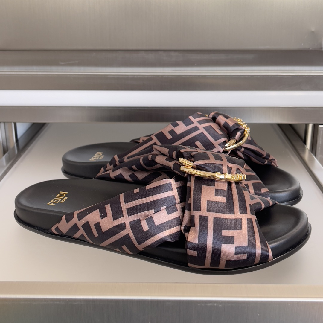Fendi Fendi 芬迪 Feel系列 交叉 绸缎 平底 凉拖鞋