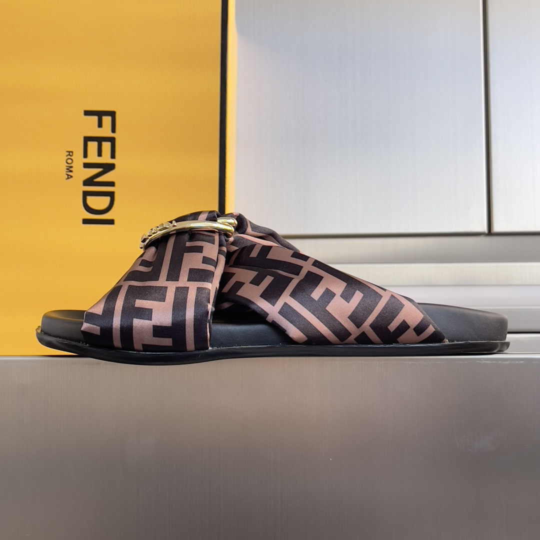 Fendi Fendi 芬迪 Feel系列 交叉 绸缎 平底 凉拖鞋