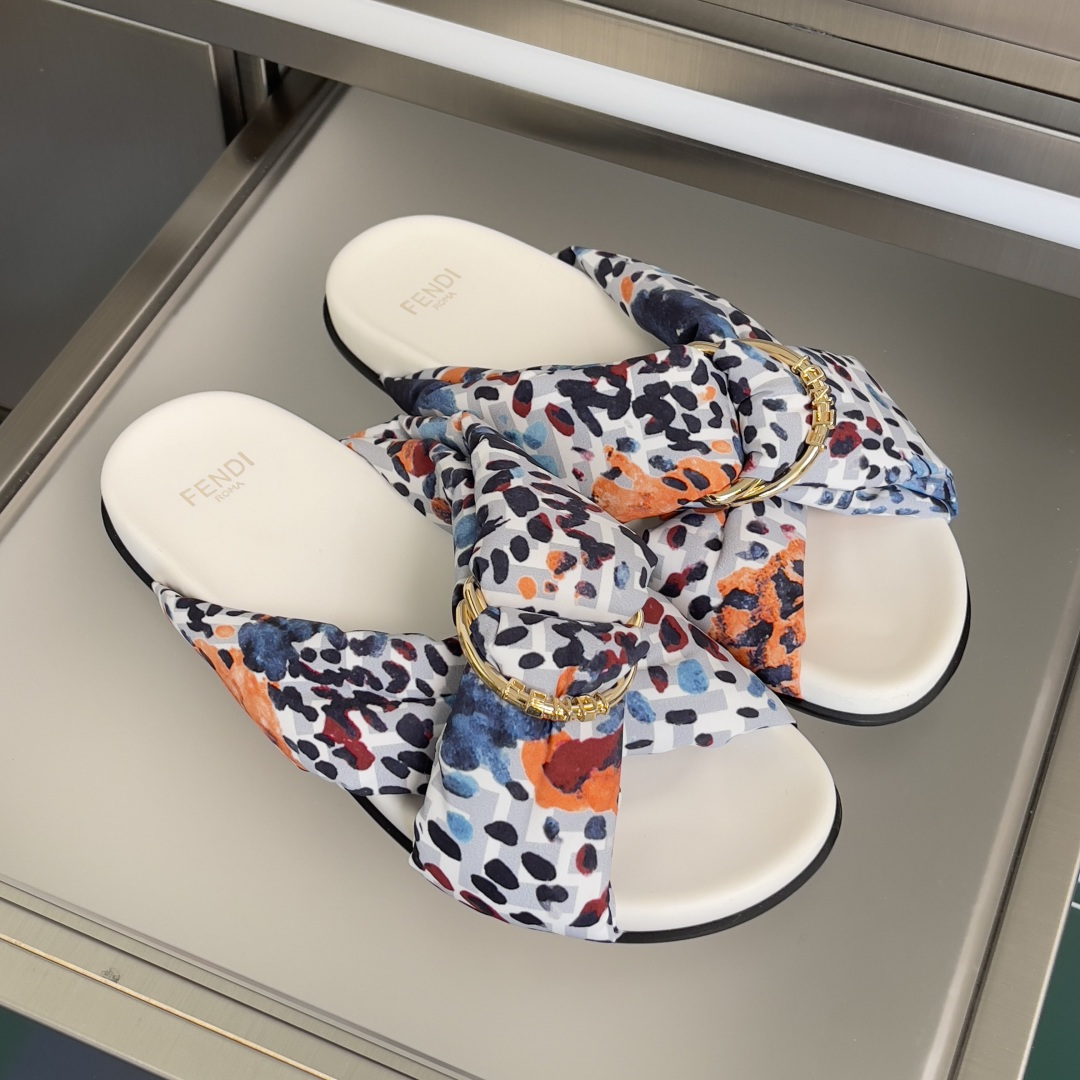 Fendi Fendi 芬迪 Feel系列 交叉 绸缎 平底 凉拖鞋