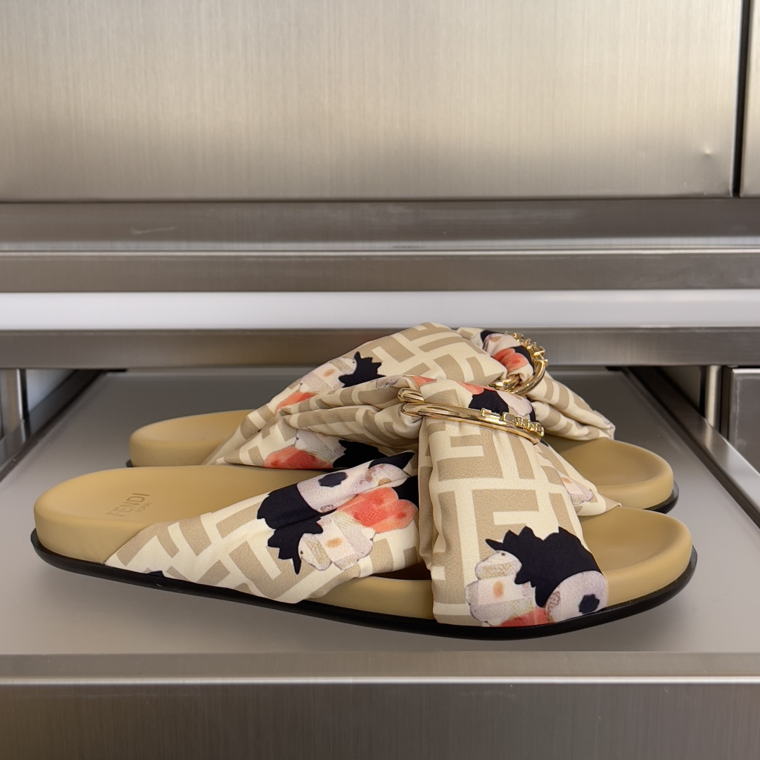 Fendi Fendi 芬迪 Feel系列 交叉 绸缎 平底 凉拖鞋