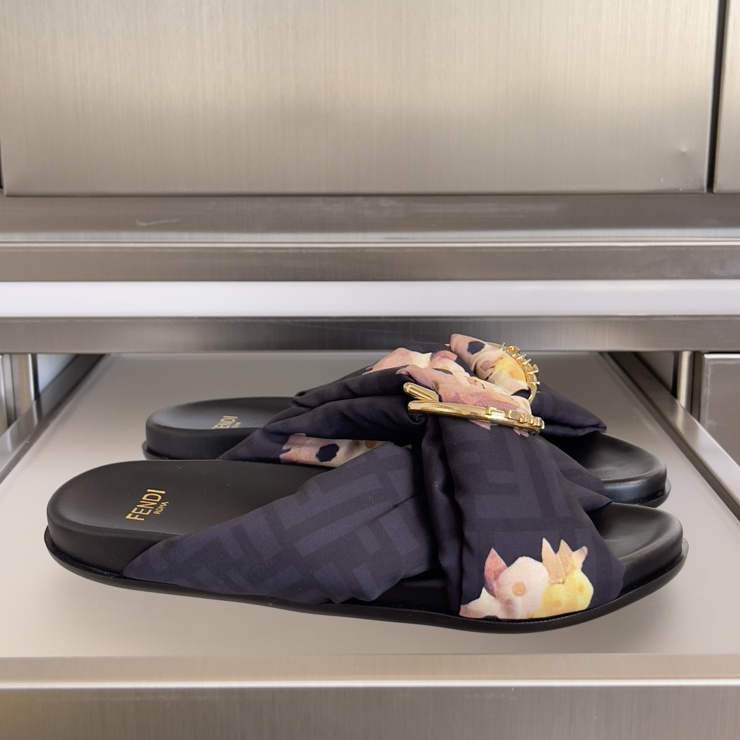 NO:693467,Top version Fendi Fendi Feel series cross satin flat sandals Padded double-strap flat sandals with three-dimensional FENDI lettering decorative D-ring buckle. Satin material, decorated with brown iconic FF pattern. Black leather insole and shoe edge. Gold facing metal parts. Beautiful packaging at the delivery counter. Fabric: Original custom-made imported satin material. Lining: Imported soft satin material. Sole: Original open-molded anti-slip rubber material. Thick sole.  1.5cm Size: Women's 35-40 / Men's 39-45, slippers, fendi, fendi, slippers, silk fabric19860909顶级版本情侣款 Fendi 芬迪 Feel系列 交叉 绸缎 平底 凉拖鞋 垫料双带平底凉拖鞋,带三维FENDI字样装饰性D环搭扣.缎面材质,饰有棕色标志性FF图案.黑色皮革内底和鞋边.金色饰面金属件 配送专柜精美包装 面料 : 原版定制进口绸缎材质 内里 : 进口柔软绸缎材质 鞋底 : 原版开模防滑橡胶材质 底厚 1.5cm Size : 女款35-40 / 男款39-45,拖鞋,fendi,fendi,slippers,silk fabric,Women's Shoes