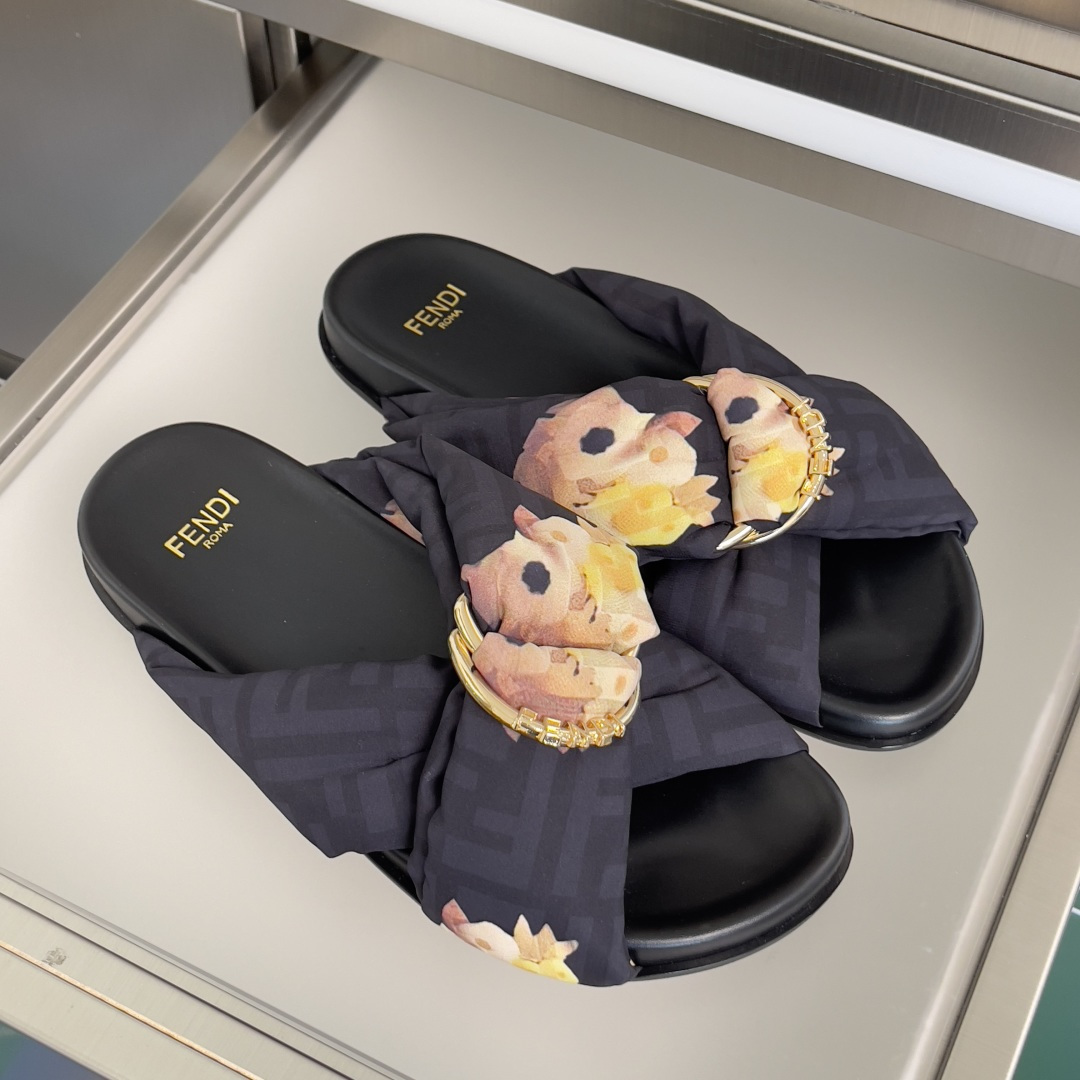 Fendi Fendi 芬迪 Feel系列 交叉 绸缎 平底 凉拖鞋