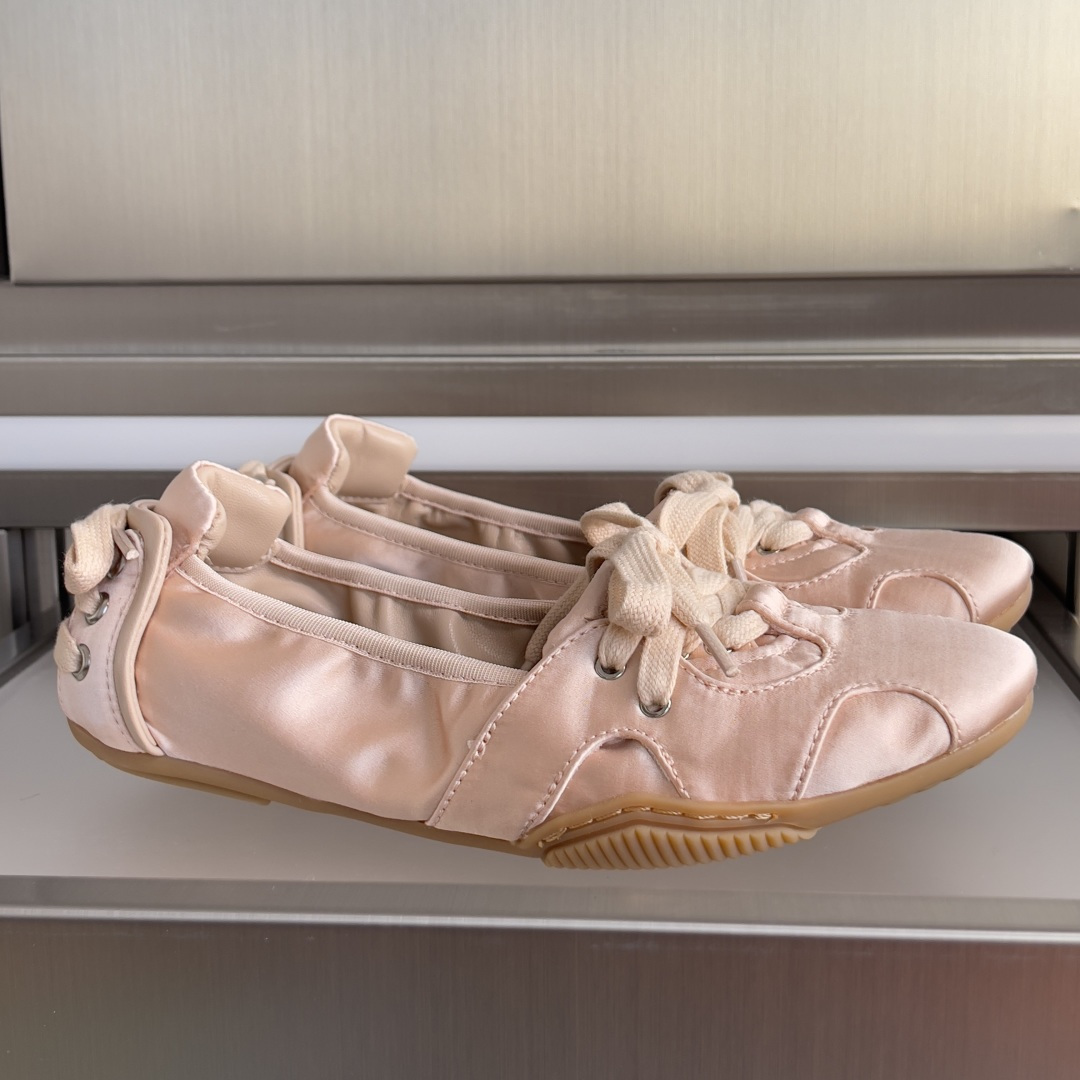 NO:693464,Top version of women's Acne studios 24FW AC ballet shoes, casual sneakers, original purchased and developed, made. Lace-up shoes reimagine the silhouette of ballet shoes, with a denim-style finish and decorative laces at the rear. Thick soles made of rubber and leather. Beautifully packaged at the delivery counter. Fabric: Original custom denim washed denim. Lining: Imported soft sheepskin lining. Sole: Original open-molded anti-slip rubber material. Sole thickness 1.5cm. Size:  Women's 35-40, ballet shoes,acne studios,dior,sneakers,sheepskin19860909顶级版本女款 Acne studios 24FW AC 芭蕾舞鞋 休闲 运动鞋 原版购入开发 做货 绑带鞋重新构想了芭蕾舞鞋的轮廓,采用牛仔风格的饰面和后部的装饰性系带 厚鞋底采用橡胶和皮革制成 配送专柜精美包装 面料 : 原版定制丹宁洗水牛仔布 内里 : 进口柔软羊皮里 鞋底 : 原版开模防滑橡胶材质 底厚 1.5cm Size : 女款35-40,芭蕾舞鞋,acne studios,dior,sneakers,sheepskin,Women's Shoes