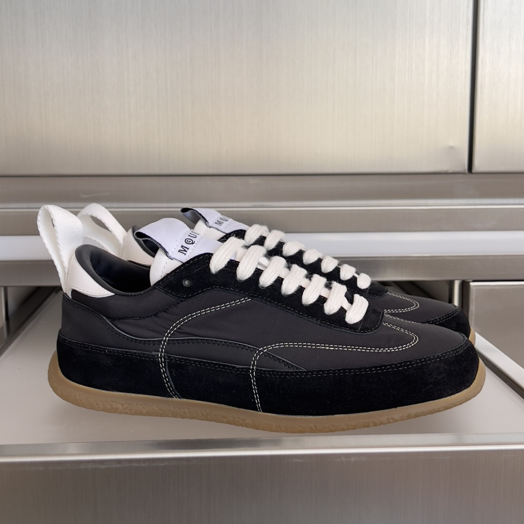 NO:694276,Top version of couple model ALEXANDER MCQUEEN/Alexander McQueen EC1 series couple model, retro, casual sports shoes, moral training shoes, white shoes, original purchase, development and production. EC1 sports shoes are made of smooth round toe, made of white nylon and suede material, and the design presents a retro style aesthetic. The shoes are decorated with topstitch details and matched with the McQueen logo on the back. Exquisite aircraft packaging at the delivery counter. Fabric: Original imported first-layer cowhide material. Original customized breathable mesh lining.  The sole is made of original molded non-slip raw rubber material, sole thickness 3CM Size: women's 34-40 / men's 39-45, casual shoes/sports shoes, alexander mcqueen, sneakers, cowhide19860909顶级版本情侣款 ALEXANDER MCQUEEN/亚历山大·麦昆 EC1系列 情侣款 复古 休闲 运动鞋 德训鞋 小白鞋 原版购入开发做货 EC1运动鞋一一采用流畅的圆形鞋头,采用白色尼龙和绒面材质,设计呈现复古风格美感.鞋履饰有明线细节,搭配背面McQueen标志 配送专柜精美飞机包装 面料:原版进口头层牛皮材质 内里原版定制透气网里 鞋底原版开模防滑生胶材质 底厚3CM Size:女款34-40 / 男款39-45,休闲鞋/运动鞋,alexander mcqueen,sneakers,cowhide,Women's Shoes