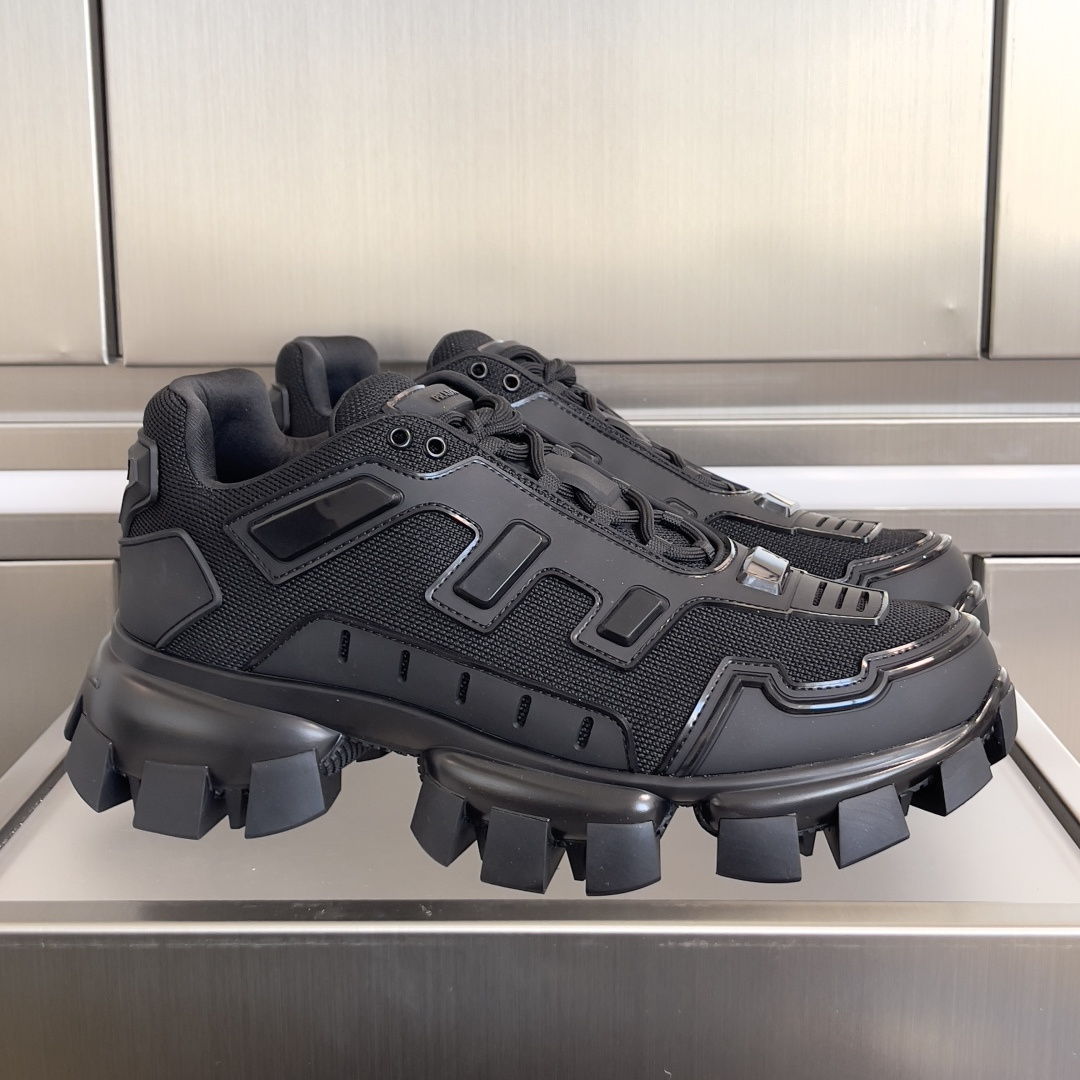 NO:694272,Top version for couples Prada Prada P family classic Cloudbust Thunder series Gear Thick sole daddy shoes Couple model Casual sports shoes Three-dimensional injection molded rubber texture gives Cloudbust Thunder sneakers a strong and flamboyant momentum. Innovative mesh fabric upper, with classic concave and convex soles, the brand identity is clear and manageable Delivery counter exquisite packaging Original custom-made imported high-density knitted fabrics Original custom-made breathable mesh lining Outsole original molded anti-slip rubber material Bottom thickness 6CM Size men's 38-46 (38/46 customized), casual shoes/sports shoes, prada, prada, sneakers19860909顶级版本情侣款 Prada普拉达 P家经典Cloudbust Thunder系列 齿轮 厚底 老爹鞋 情侣款 休闲 运动鞋 立体注塑橡胶纹理,赋予Cloudbust Thunder运动鞋强健张扬气势.创新网眼织物鞋面,搭配经典凹凸鞋底,品牌身份清晰可辦 配送专柜精美包装 面料原版定制进口高密度针织 内里原版定制透气网里 大底原版开模防滑橡胶材质 底厚6CM Size男款38-46（38/46定制）,休闲鞋/运动鞋,prada,prada,sneakers,Women's Shoes