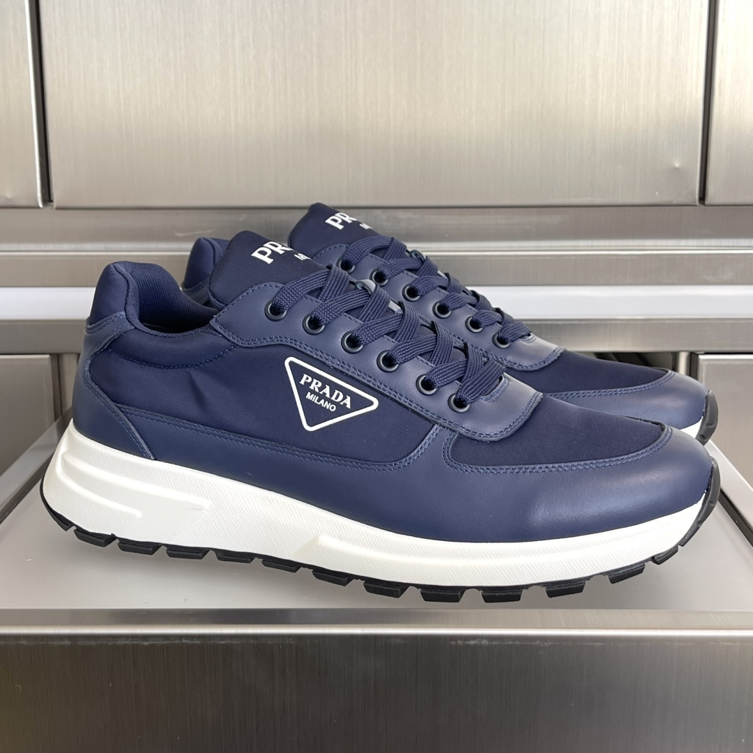 NO:694269,The top version of men's Prada Prada P family Re-Nylon series thick sole casual sports shoes Prax sports shoes combine style and comfort. The unique sports design is defined by exquisite materials and details. The combination of suede leather and Re-Nylon reflects the versatility and modernity of the style, and is equipped with a lightweight two-color sole. The delivery counter is exquisitely packaged. The fabric is original custom-made first-layer cowhide. The inner lining is original custom-made breathable mesh. The outsole is made of original open-molded anti-slip rubber. The sole is 4CM thick.  Size men's 38-46 (38/46 customized), casual shoes/sports shoes, prada, prada, sneakers, cowhide19860909顶级版本男款 Prada普拉达 P家Re-Nylon系列 厚底 休闲 运动鞋 Prax运动鞋将风格与舒适融为一体,独特的运动设计由精致的材质和细节定义.绒面皮革与Re-Nylon的结合体现了风格的多功能性和现代感,并配有轻便的双色鞋底 配送专柜精美包装 面料原版定制头层牛皮 内里原版定制透气网里 大底原版开模防滑橡胶材质 底厚4CM Size男款38-46（38/46定制）,休闲鞋/运动鞋,prada,prada,sneakers,cowhide,Women's Shoes
