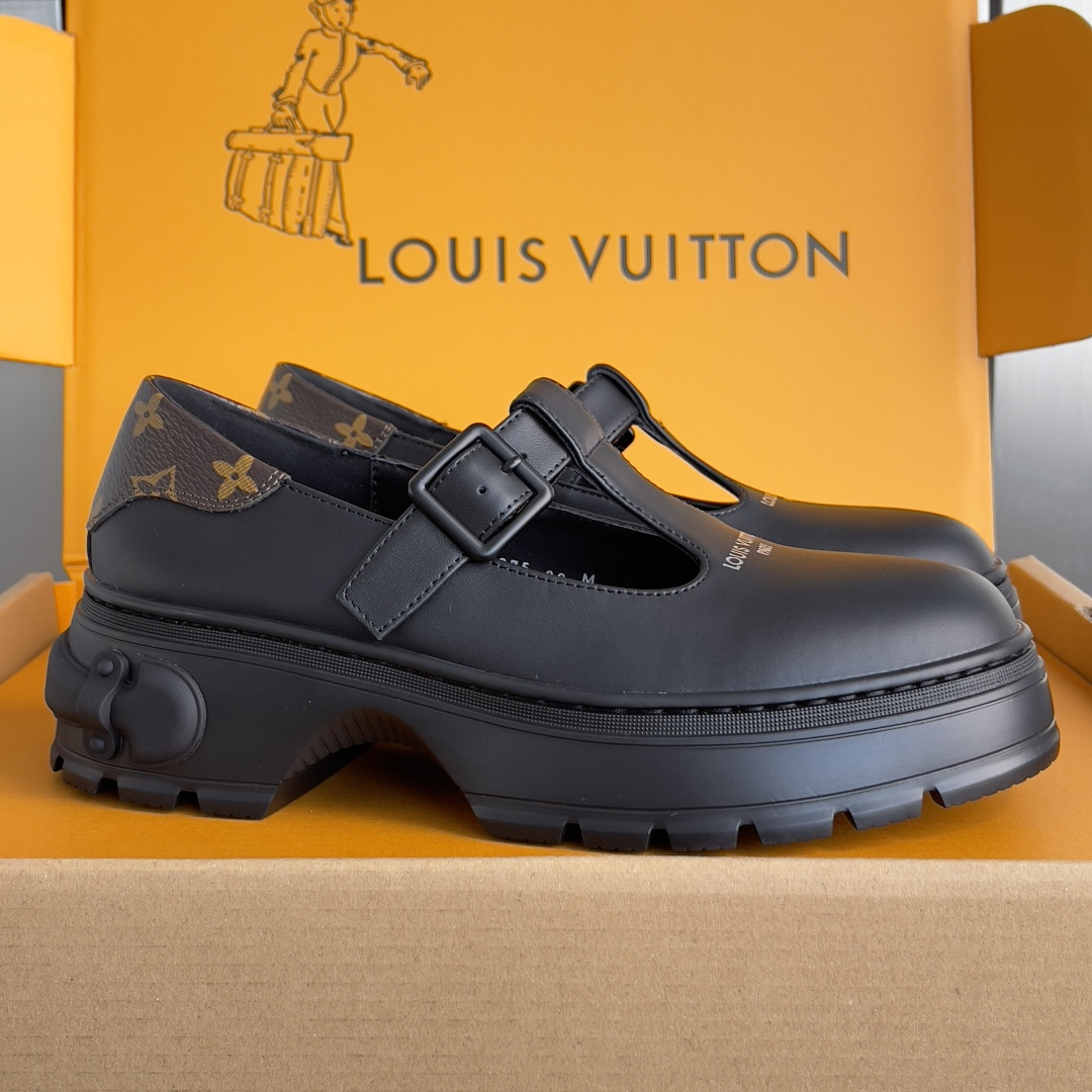 NO:705636,Top version of women's model LV Louis Vuitton L's Donkey Brand Squad Series Thick Sole Mary Jane Loafers Small Leather Shoes This model of LV Squad Mary Jane shoes is made of smooth cow leather to present a trendy style that combines strength and softness. The upper and outsole are decorated with Monogram canvas and Louis Vuitton hard case handle elements respectively. The silhouette can be tightened with leather-covered buckles. Exquisite packaging at the delivery counter. Fabric: Original customized imported first-layer cowhide. Lining: Imported soft sheepskin lining.  Sole: original molded rubber foam material, sole thickness 5CM Size: women's 35-40 (can be customized to 41), loafers, louis vuitton, louis vuitton, louis vuitton, louis vuitton, loafers, mary jane, cowhide, sheepskin19860909顶级版本女款 LV路易威登L家 驴牌 Squad系列 厚底 玛丽珍 乐福鞋 小皮鞋 本款 LV Squad 玛丽珍鞋选用光滑牛皮革呈现刚柔并济的潮流风姿,为鞋面和外底分别点缀Monogram 帆布和路易威登硬箱手柄元素.可通过皮革包覆的搭扣收束廓形 配送专柜精美包装 面料 : 原版定制进口头层牛皮 内里 : 进口柔软羊皮里 鞋底 : 原版开模橡胶发泡材质 底厚 5CM Size : 女款35-40（可定41）,乐福鞋,louis vuitton,louis vuitton,louis vuitton,louis vuitton,loafers,mary jane,cowhide,sheepskin,Women's Shoes