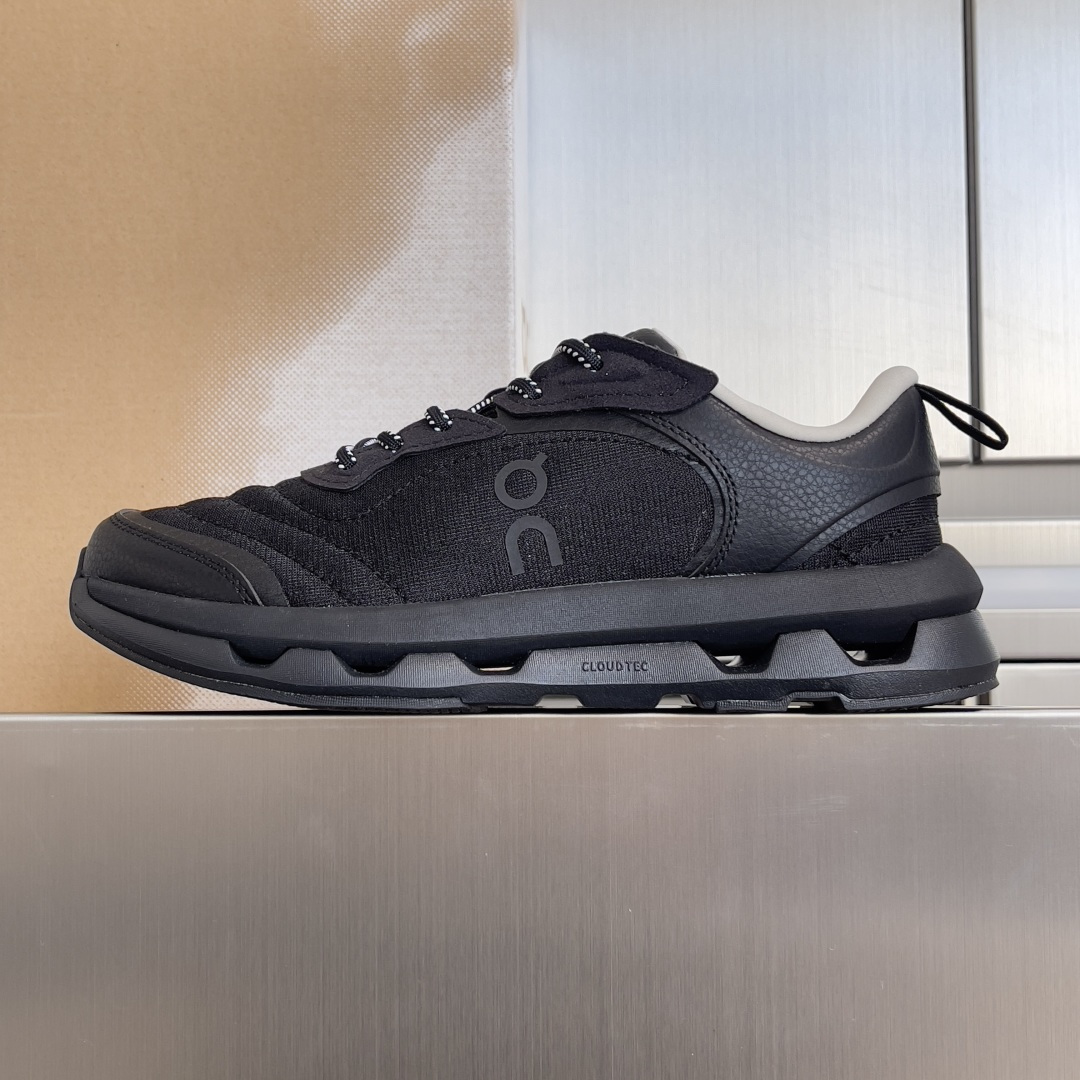 NO:705631,The top version of the couple's model On × Zendaya Cloudzone Moon co-branded casual sneakers explores the new season campaign of multiple identities and free spirit, interpreting the infinite possibilities of true self blooming from a breakthrough perspective. Cloudtilt Moon is consistent with the standard version of Cloudtilt midsole, CloudTec  Phase technology eliminates the need for a speed plate structure, bringing an extremely comfortable cushioning feel, fashionable appearance, high-end, soft flat-woven upper, which fits the curve of the foot, and is the perfect partner for the trend of casual pants. The new more breathable upper design brings all-day comfort, breathability and dry footing experience. Beautiful packaging at the delivery counter. Fabric: Original customized imported technical fabric Lining: Imported breathable mesh lining Sole: Original molded rubber foam material Sole thickness 4CM Size: Women's 36-40  / Men's 39-45, casual shoes/sports shoes, sneakers19860909顶级版本情侣款 On昂跑 × Zendaya 赞达亚Cloudzone Moon 联名款休闲运动鞋 探索多元身份认同与自由精神的新季campaign,以突破性视角诠释真我绽放的无限可能.Cloudtilt Moon 与标准版 Cloudtilt 中底一致,CloudTec Phase科技无需速度板结构,带来极致舒适的缓震脚感,时尚外观,高级、柔软的平织鞋面,贴合双足曲线,是休闲长裤潮流的完美搭档,更加透气的全新鞋面设计,带来全天候的舒适透气和干爽上脚体验 配送专柜精美包装 面料 : 原版定制进口科技面料 内里 : 进口透气网里 鞋底 : 原版开模橡胶发泡材质 底厚 4CM Size : 女款36-40 / 男款39-45,休闲鞋/运动鞋,sneakers,Women's Shoes