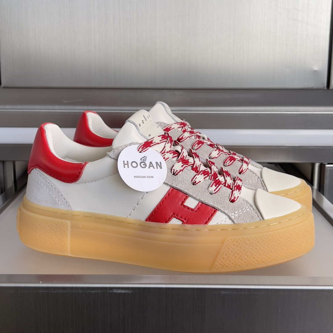 NO:706419,Top version of women's model HOGAN latest H705 series retro thick sole couples casual sports shoes  HOGAN casual sports shoes, the overall design combines retro texture and modern fashion, showing a distinct Italian light luxury style. The main body of the shoe is made of off-white suede, with eye-catching red leather decoration. The toe is made of white smooth leather, and the splicing of materials creates a rich visual effect.  The shoelaces are made of red and white braided patterns, adding ingenious details to the shoes. The soles are made of amber raw rubber, which has a retro charm and has good anti-slip and supportive properties. Combined with the brand's classic memory foam insole, it takes into account both appearance and wearing comfort.  Exquisite packaging at the delivery counter Fabric: Original customized imported first-layer cowhide Lining: Imported soft sheepskin lining Sole: Original molded non-slip TPU material Sole thickness 4.5CM Size: Women's 35-40, casual shoes/sports shoes, hogan, sneakers, cowhide, sheepskin, chamois leather19860909顶级版本女款 HOGAN霍根 最新H705系列 复古 厚底 情侣款 休闲 运动鞋 HOGAN休闲运动鞋,整体设计融合了复古质感与现代时尚,呈现出鲜明的意式轻奢风格.鞋身主体为米白色麂皮,搭配亮眼的红色皮革装饰.鞋头是白色光滑皮革,材质拼接营造出丰富的视觉层次；鞋带采用红白交织的编织款,为鞋款增添了细节巧思.鞋底采用琥珀色的生胶底,自带复古韵味,同时具备良好的防滑与支撑性；结合品牌经典的记忆泡沫内底,兼顾了颜值与穿着舒适度 配送专柜精美包装 面料 : 原版定制进口头层牛皮 内里 : 进口柔软羊皮里 鞋底 : 原版开模防滑TPU材质 底厚 4.5CM Size : 女款35-40,休闲鞋/运动鞋,hogan,sneakers,cowhide,sheepskin,chamois leather,Women's Shoes