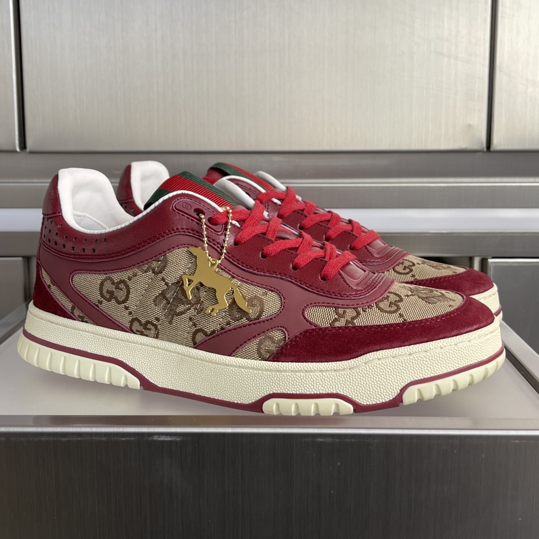 NO:706094,Top version of couple model Gucci G Re-Web series Year of the Horse limited edition Couple model Presbyopia Casual sneakers Skateboard shoes Original purchase, development, production This Gucci Re-Web series item is ingeniously embellished with a horse-shaped pendant. It is made of GG canvas, with dark brown leather piping and iconic webbing, adding fashionable charm. Exquisite packaging at the delivery counter. Original custom-made imported first-layer cowhide fabric. Original imported breathable mesh lining.  Original open-molded TPU combination outsole, sole thickness 4CM Size: women's 35-40 / men's 39-45, casual shoes/sports shoes, gucci, gucci, gucci, sneakers, cowhide19860909顶级版本情侣款 Gucci古驰G家Re-Web系列 马年限定 情侣款 老花 休闲 运动鞋 滑板鞋 原版购入开发 做货 这款Gucci Re-Web系列单品匠心点缀骏马造型坠饰.甄选GG帆布打造,搭配深棕色皮革滚边与标志性织带,添注时尚魅力 配送专柜精美包装 面料原版定制进口头层牛皮 内里原版进口透气网里 鞋底原版开模TPU组合大底 底厚4CM Size:女款35-40 / 男款39-45,休闲鞋/运动鞋,gucci,gucci,gucci,sneakers,cowhide,Women's Shoes