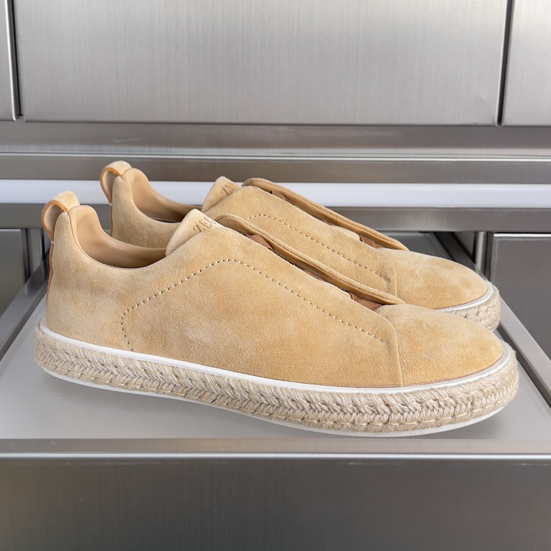 NO:706110,Top version men's ZEGNA Zegna Triple Stitch SECONDSKIN series men's hemp rope casual sports shoes skate shoes white shoes this Triple Stitch SECONDSKIN  The casual shoes are made of selected leather, giving them an even more flexible feel than before. Zegna's signature triple cross elastic details ensure easy on and off, and are reminiscent of the traditional hand-sewn craftsmanship of the brand's tailoring jackets, paying tribute to Zegna's exquisite craftsmanship. Made of particularly soft and lightweight uppers, with white rubber soles. Exquisite packaging at the delivery counter. Fabric: Original custom-made imported first-grain cowhide. Lining: Original custom-made soft sheepskin lining. Sole: Original open-molded foam rubber outsole. Thick sole.  3cm Size: Men's 39-45 (can be customized 46/47), casual shoes/sports shoes, zegna, sneakers, jackets & coats, cowhide, sheepskin19860909顶级版本男款 ZEGNA 杰尼亚 Triple Stitch SECONDSKIN系列 男士 麻绳 休闲 运动鞋 滑板鞋 小白鞋 这款Triple Stitch SECONDSKIN 休闲鞋以精选皮革制成,赋予其更胜以往的灵便之感.杰尼亚标志性三重交叉松紧细节确保穿脱灵便,同时令人联想到品牌精裁夹克的传统手工缝制工艺,致敬杰尼亚的精湛工艺传承.采用尤为柔软的轻盈鞋面,配以白色橡胶鞋底 配送专柜精美包装 面料 : 原版定制进口头层牛皮 内里 : 原版定制柔软羊皮里 鞋底 : 原版开模发泡橡胶大底 底厚 3cm Size : 男款39-45（可定制46/47）,休闲鞋/运动鞋,zegna,sneakers,jackets & coats,cowhide,sheepskin,Women's Shoes
