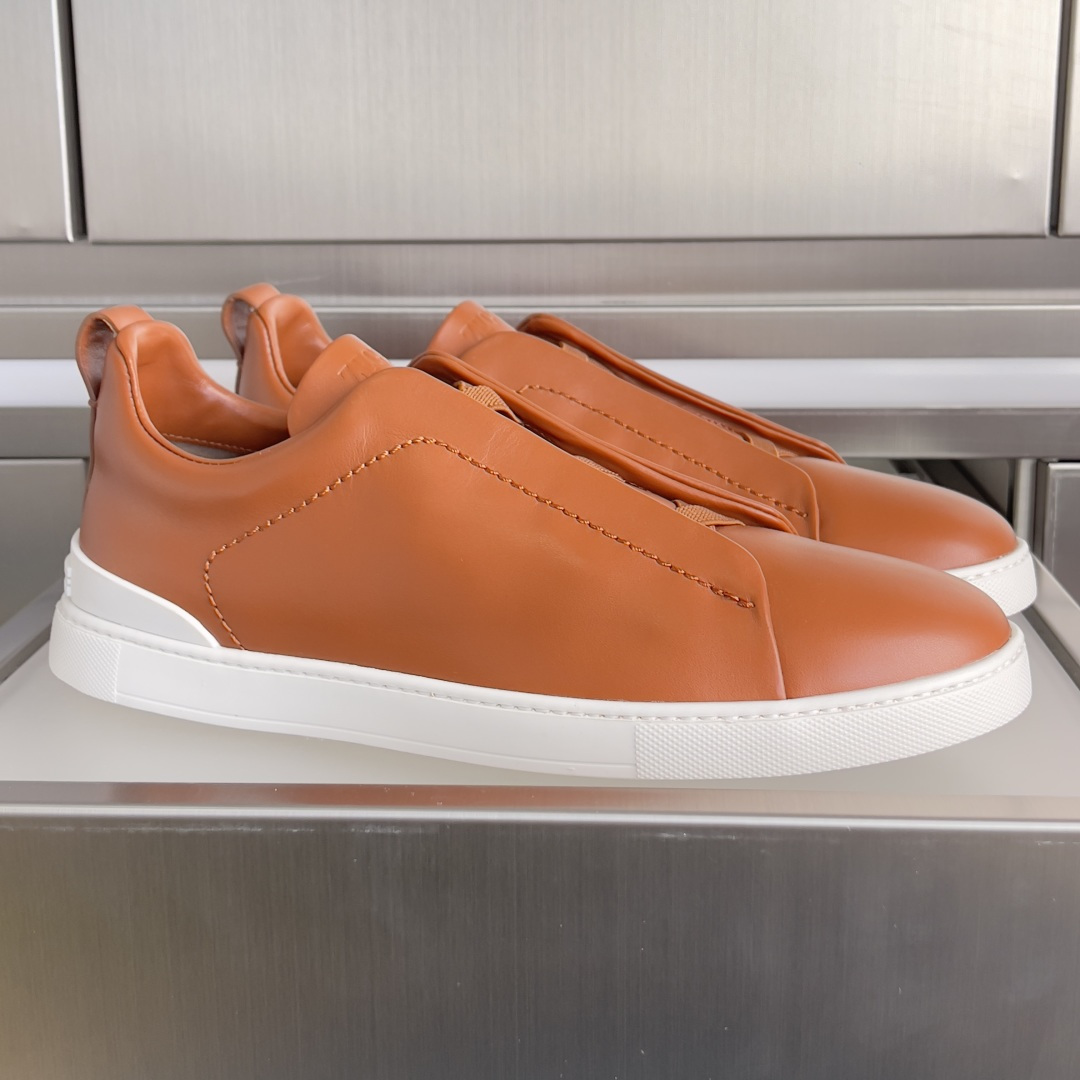 NO:706083,Top version men's ZEGNA Zegna Triple Stitch SECONDSKIN series men's casual sports shoes skate shoes white shoes this Triple Stitch SECONDSKIN  The casual shoes are made of selected leather, giving them an even more flexible feel than before. Zegna's signature triple cross elastic details ensure easy on and off, and are reminiscent of the traditional hand-sewn craftsmanship of the brand's tailoring jackets, paying tribute to Zegna's exquisite craftsmanship. Made of particularly soft and lightweight uppers, with white rubber soles. Exquisite packaging at the delivery counter. Fabric: Original custom-made imported first-grain cowhide. Lining: Original custom-made soft sheepskin lining. Sole: Original open-molded foam rubber outsole. Thick sole.  3cm Size: Men's 39-45 (can be customized 46/47), casual shoes/sports shoes, zegna, sneakers, jackets & coats, cowhide, sheepskin19860909顶级版本男款 ZEGNA 杰尼亚 Triple Stitch SECONDSKIN系列 男士 休闲 运动鞋 滑板鞋 小白鞋 这款Triple Stitch SECONDSKIN 休闲鞋以精选皮革制成,赋予其更胜以往的灵便之感.杰尼亚标志性三重交叉松紧细节确保穿脱灵便,同时令人联想到品牌精裁夹克的传统手工缝制工艺,致敬杰尼亚的精湛工艺传承.采用尤为柔软的轻盈鞋面,配以白色橡胶鞋底 配送专柜精美包装 面料 : 原版定制进口头层牛皮 内里 : 原版定制柔软羊皮里 鞋底 : 原版开模发泡橡胶大底 底厚 3cm Size : 男款39-45（可定制46/47）,休闲鞋/运动鞋,zegna,sneakers,jackets & coats,cowhide,sheepskin,Women's Shoes